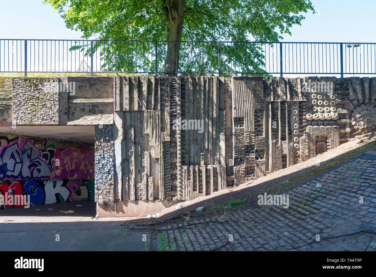 U-Bahn-Kunst Wandplastiken aus Beton von Bill (William) Mitchell unter dem Hockley Flyover in Birmingham, Großbritannien Stockfoto