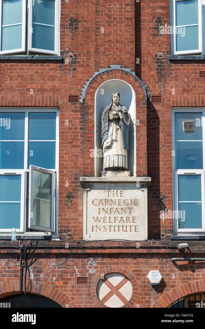 Statue von Frau Einfügung in die Wand des Carnegie Kleinkind Wohlfahrt Institut Gebäude in Hockley, Birmingham, UK, einer Mutter und Kind Sozialstation Stockfoto