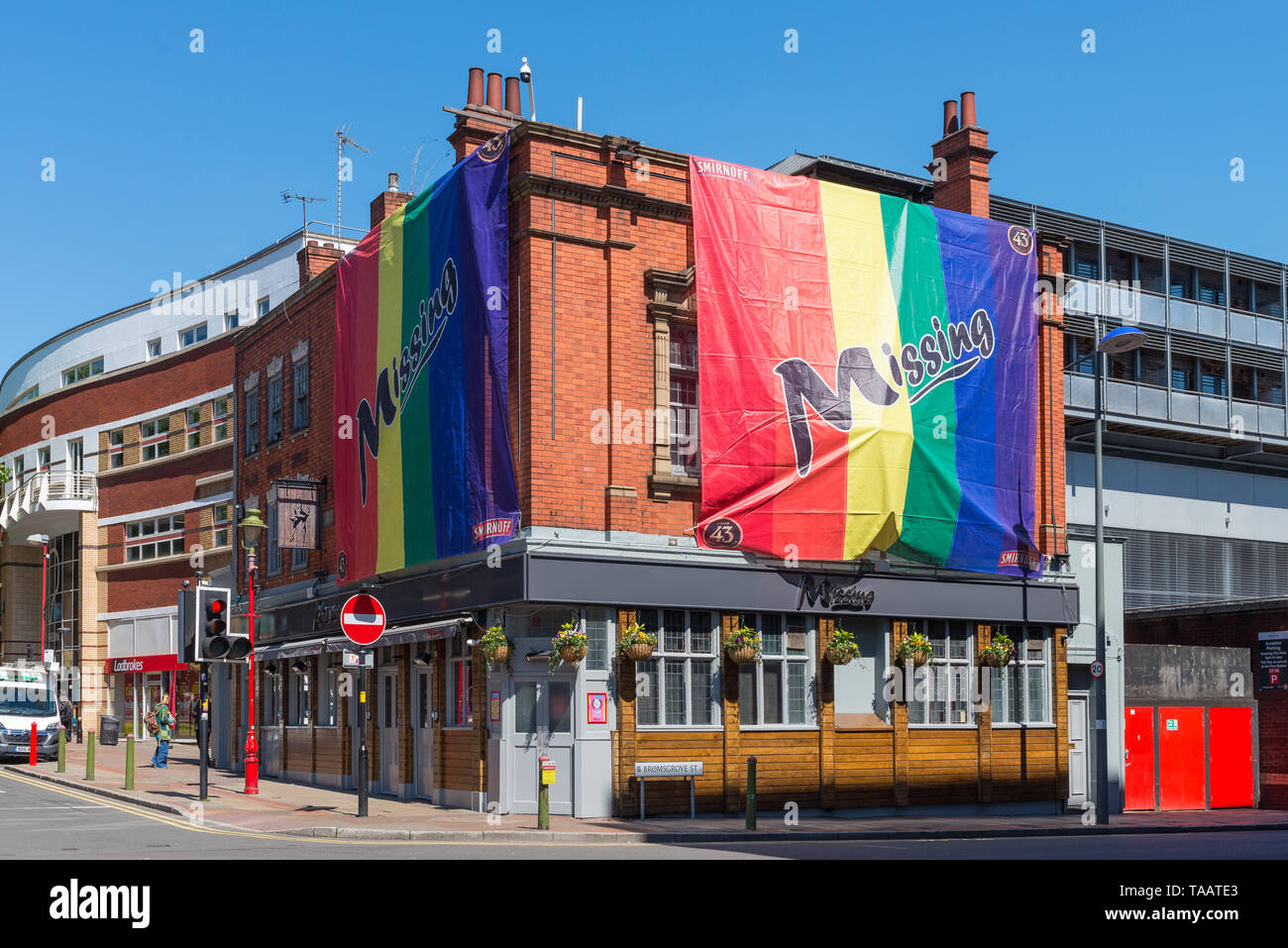 Die Regenbogenflagge auf Anzeige außen Fehlt gay Pub in Gay Birmingham in Birmingham stolz schwul-lesbischen Festival zu feiern. Stockfoto