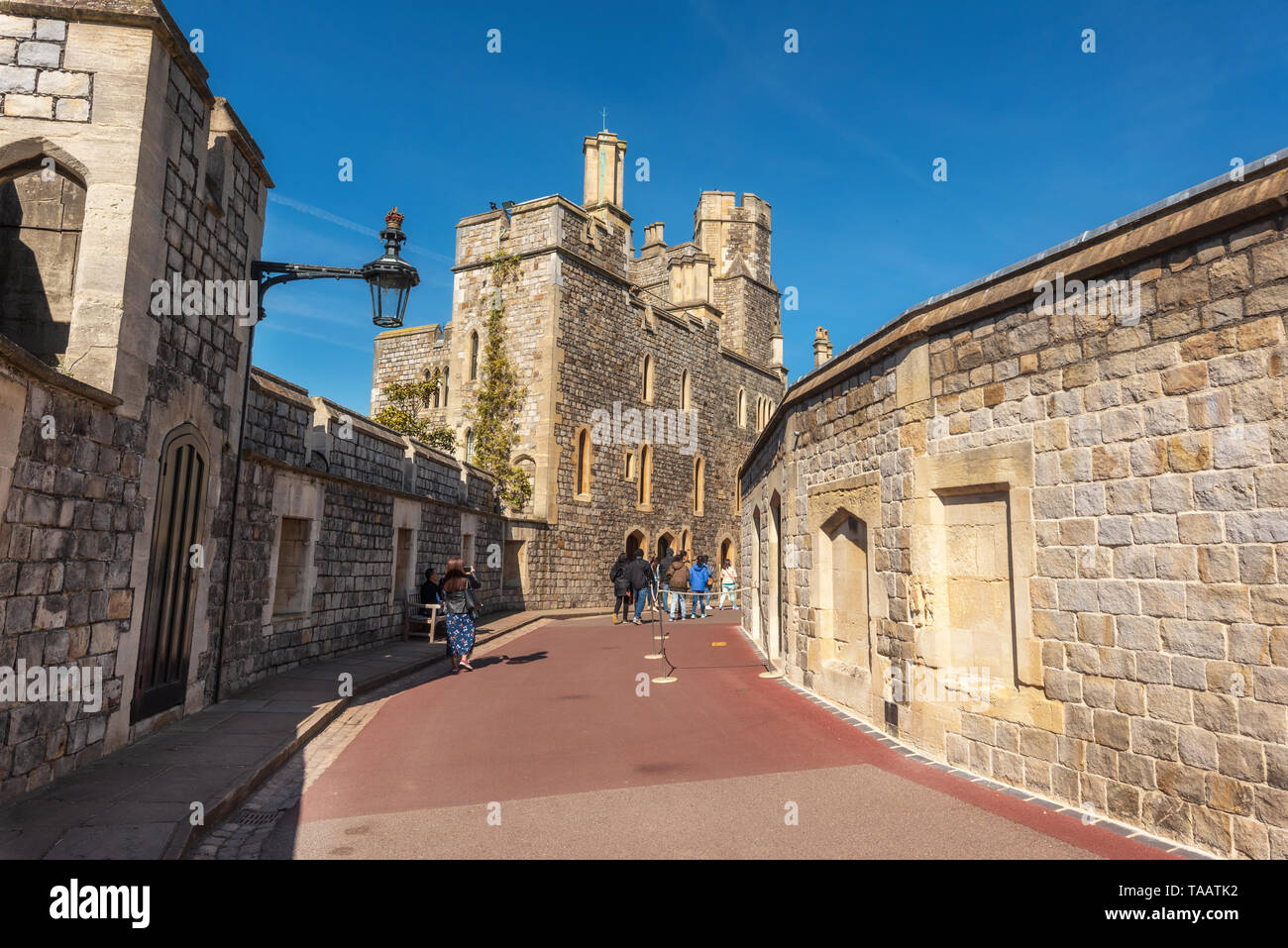 Windsor, Berkshire, England - Mai 13, 2019: Touristen besuchen das Schloss Windsor. Ist eine königliche Residenz in Berkshire, England gebaut im 11. Jahrhundert. Stockfoto