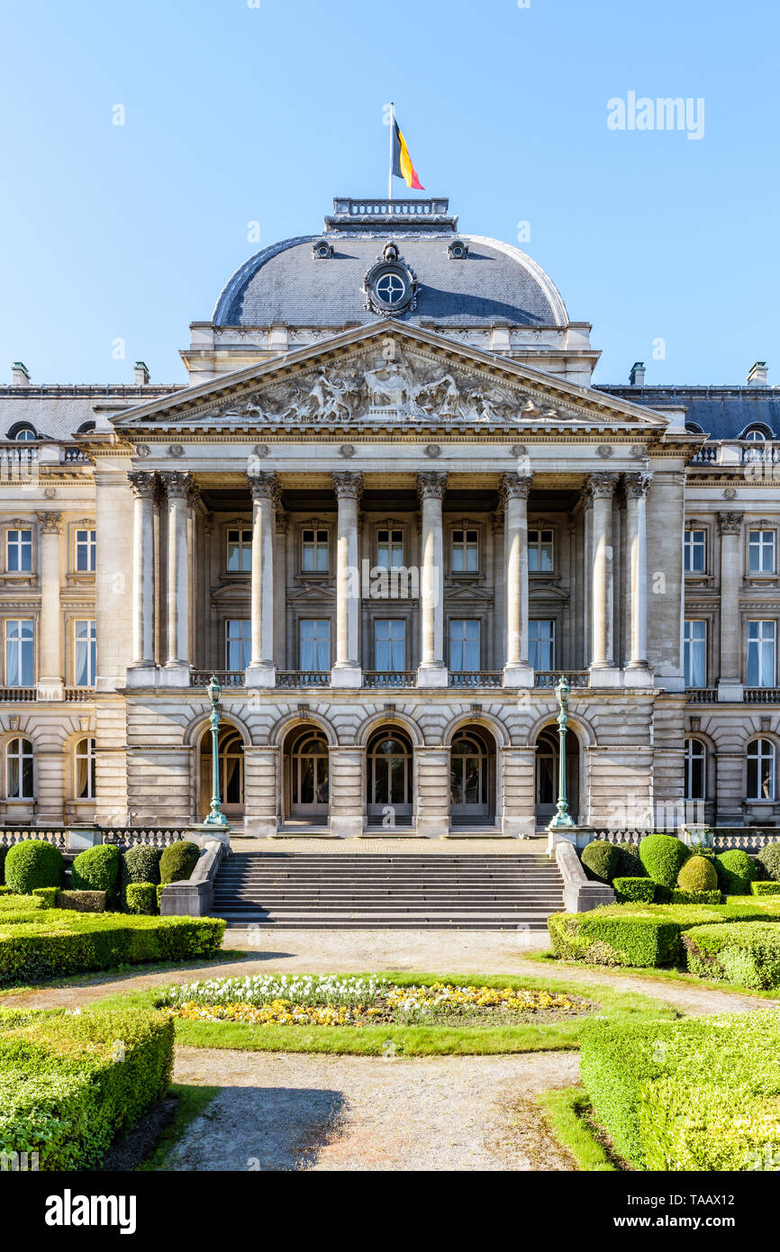 Hauptfassade und Vorgarten der Königliche Palast von Brüssel, die offizielle Palast des Königs und der Königin der Belgier in Brüssel, Belgien. Stockfoto