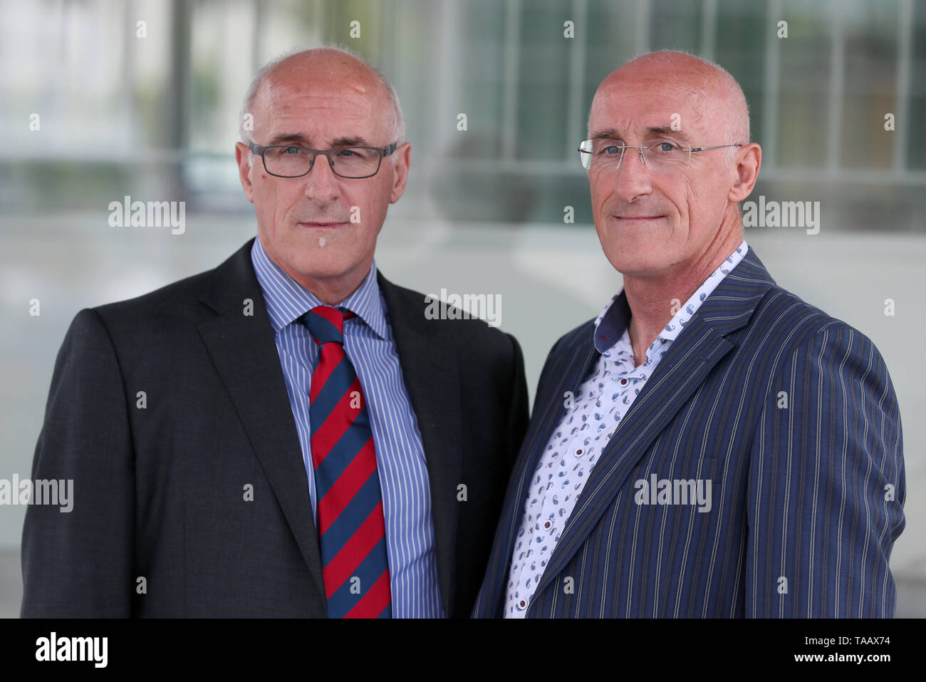 Hämophile Zwillinge Nigel (links) und Simon Hamilton, der Hep C durch das verseuchte Blut Produkt beauftragt, zur Teilnahme an der BRITISCHEN infiziertes Blut Untersuchung in Belfast, wo sie Beweise gab. Stockfoto