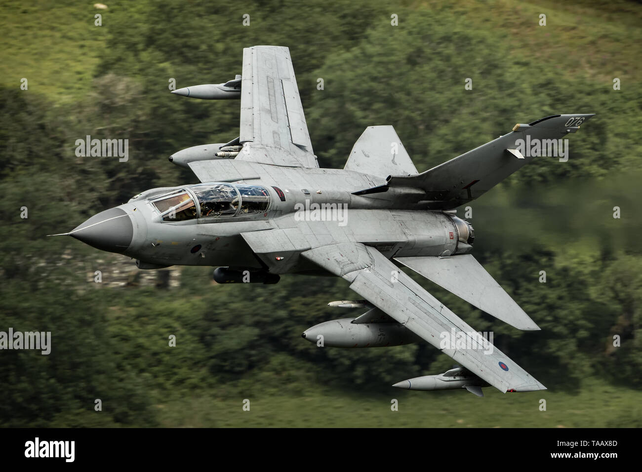RAF Panavia Tornado GR4 Jet flying low level durch das Mach Loop, Wales, Großbritannien Stockfoto