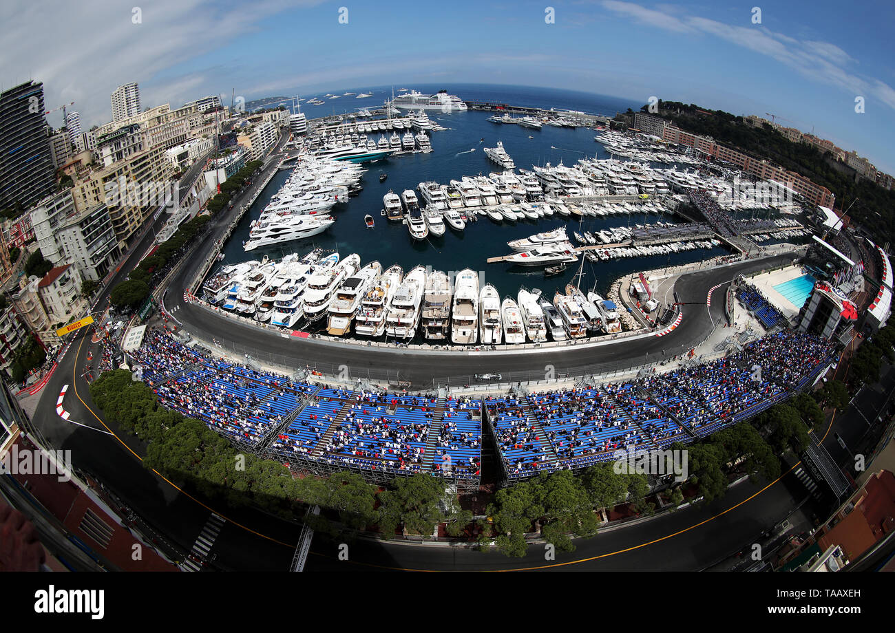 Mercedes Valtteri Bottas Bestehen der Tabac und Louis Chiron Ecken rund um Monaco Hafen während der zweiten Praxis auf dem Circuit de Monaco, Monaco. Stockfoto