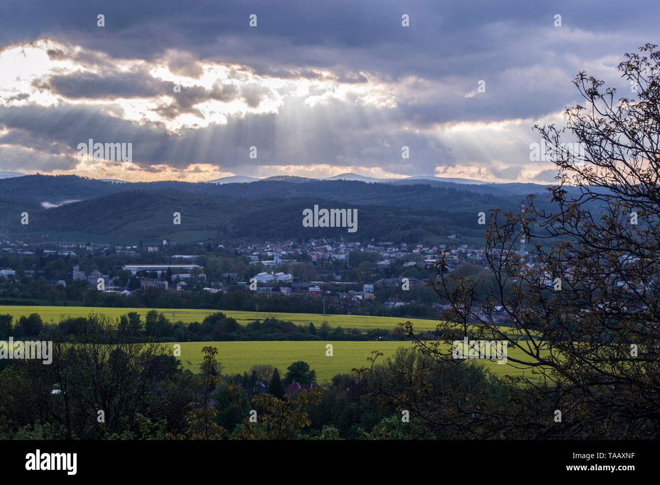 Die romantische Frühling Natur Landschaft rund um eine kleine Stadt Krnov in der Tschechischen Republik. Stockfoto