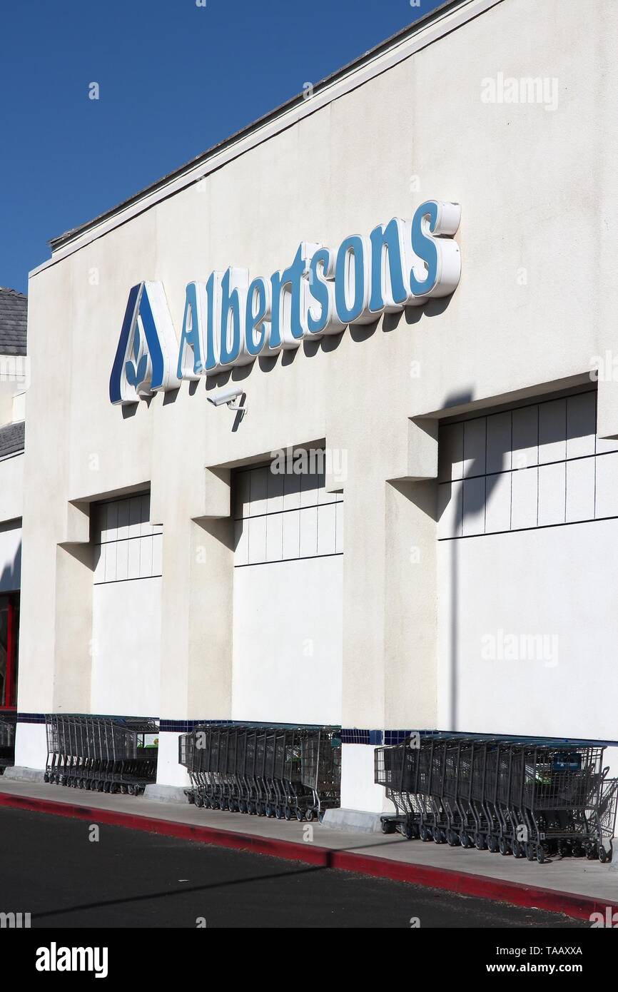 RIDGECREST, Vereinigte Staaten - 13. APRIL 2014: Albertsons store in Ridgecrest, Kalifornien. Es ist ein US Lebensmittelgeschäft Unternehmen mit 2.205 Standorten, im Besitz von b Stockfoto