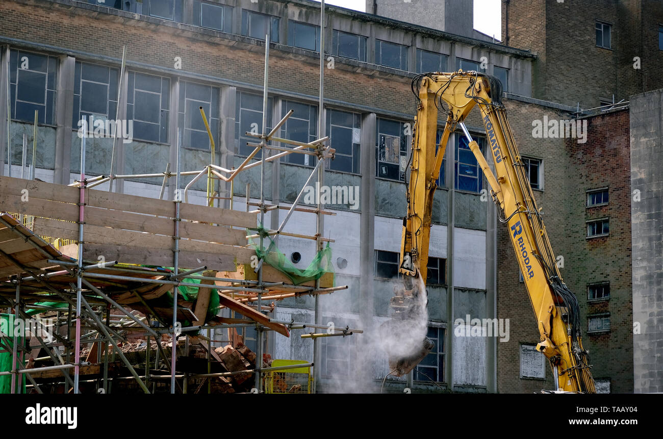Abbruch der baufälligen Gebäude im Stadtzentrum, Großbritannien. Stockfoto