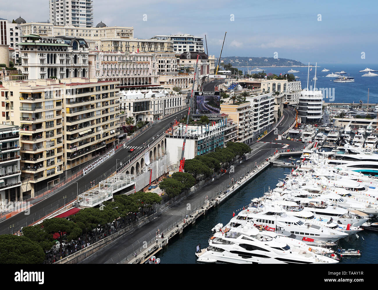 Einen Ferrari fährt nach oben in Richtung Beau Rivage während der zweiten Praxis auf dem Circuit de Monaco, Monaco. Stockfoto