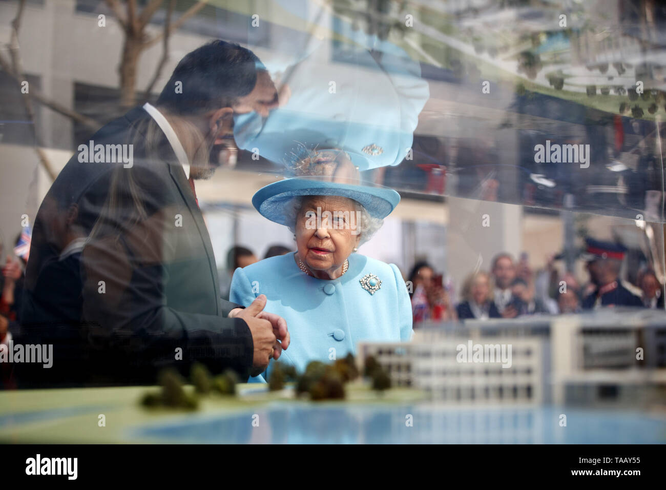 Queen Elizabeth II Ansichten eines Modells Gebäude bei einem Besuch in der Zentrale der British Airways am Flughafen Heathrow, London, ihrer hundertjährigen Jahr zu markieren. Stockfoto