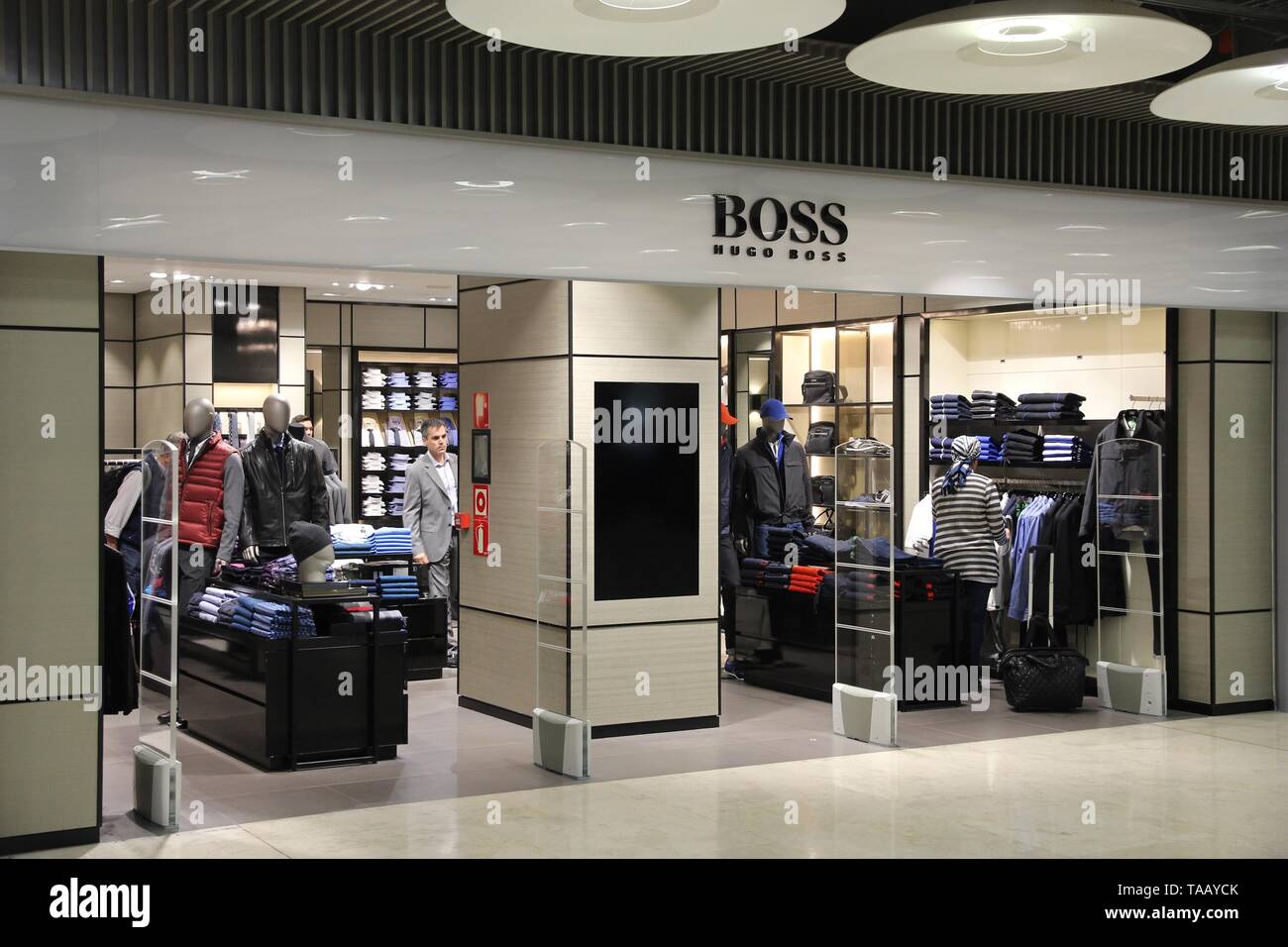 MADRID, Spanien - 20. OKTOBER 2014: Hugo Boss Fashion Store am Flughafen Madrid Barajas T4. Es gibt 63 Shops im Flughafen Terminal 4. Stockfoto