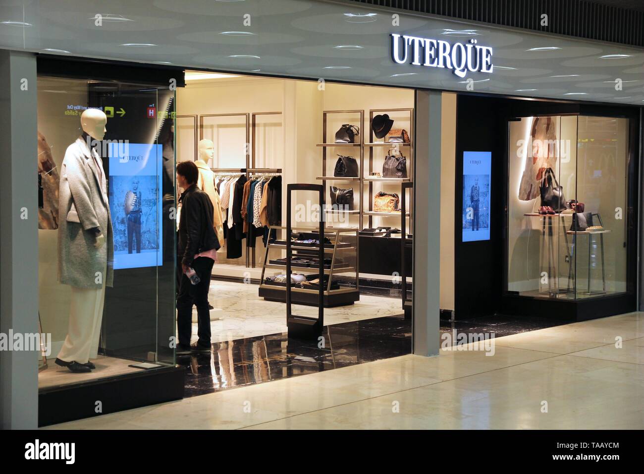 MADRID, Spanien - Oktober 20, 2014: die Menschen besuchen Uterque Fashion Store am Flughafen Madrid Barajas T4. Es gibt 63 Shops im Flughafen Terminal 4. Stockfoto