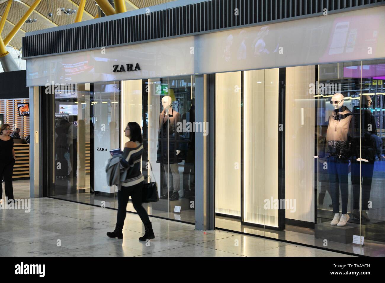 MADRID, Spanien - Oktober 20, 2014: die Menschen besuchen Zara Fashion Store am Flughafen Madrid Barajas T4. Es gibt 63 Shops im Flughafen Terminal 4. Stockfoto