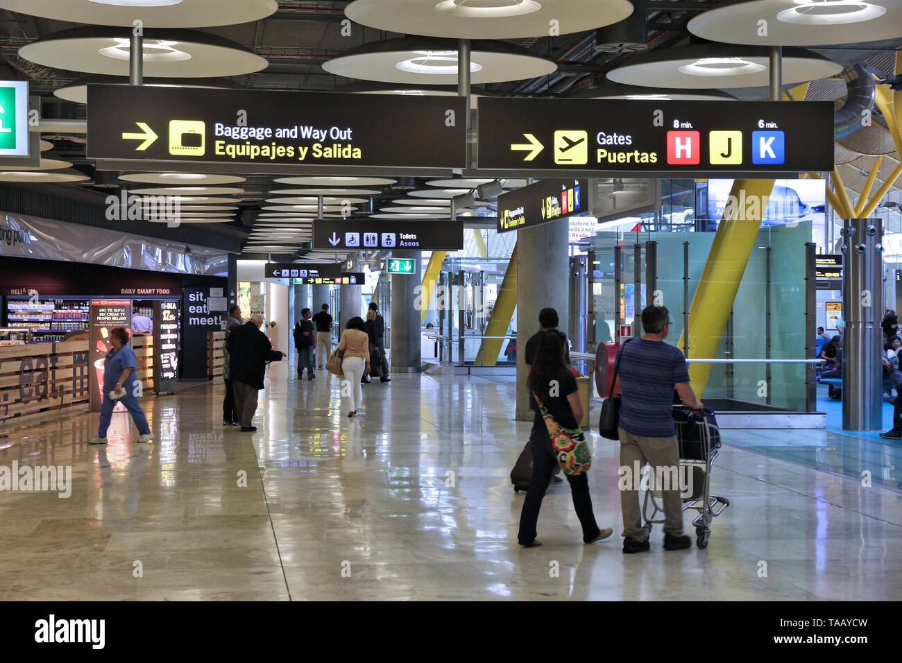 MADRID, Spanien - 20. OKTOBER 2014: Passagiere besuchen Sie Stift 4 am Flughafen Madrid Barajas entfernt. Die berühmten Terminal 4 wurde von Antonio Lamela und Reich konzipiert Stockfoto