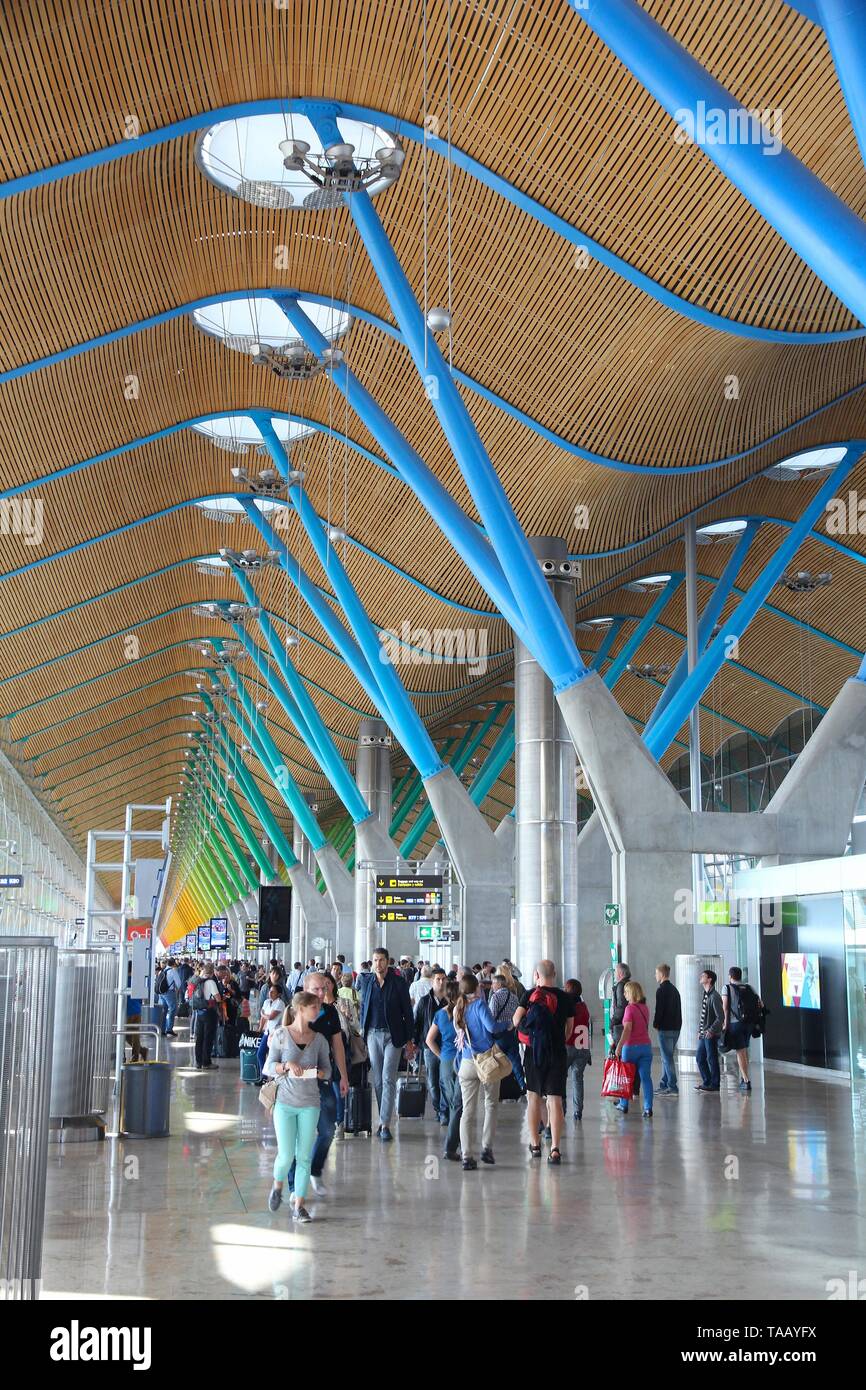 MADRID, Spanien - 5. OKTOBER 2014: Passagiere besuchen Sie Stift 4 am Flughafen Madrid Barajas entfernt. Die berühmten Terminal 4 wurde von Antonio Lamela und Richa konzipiert Stockfoto