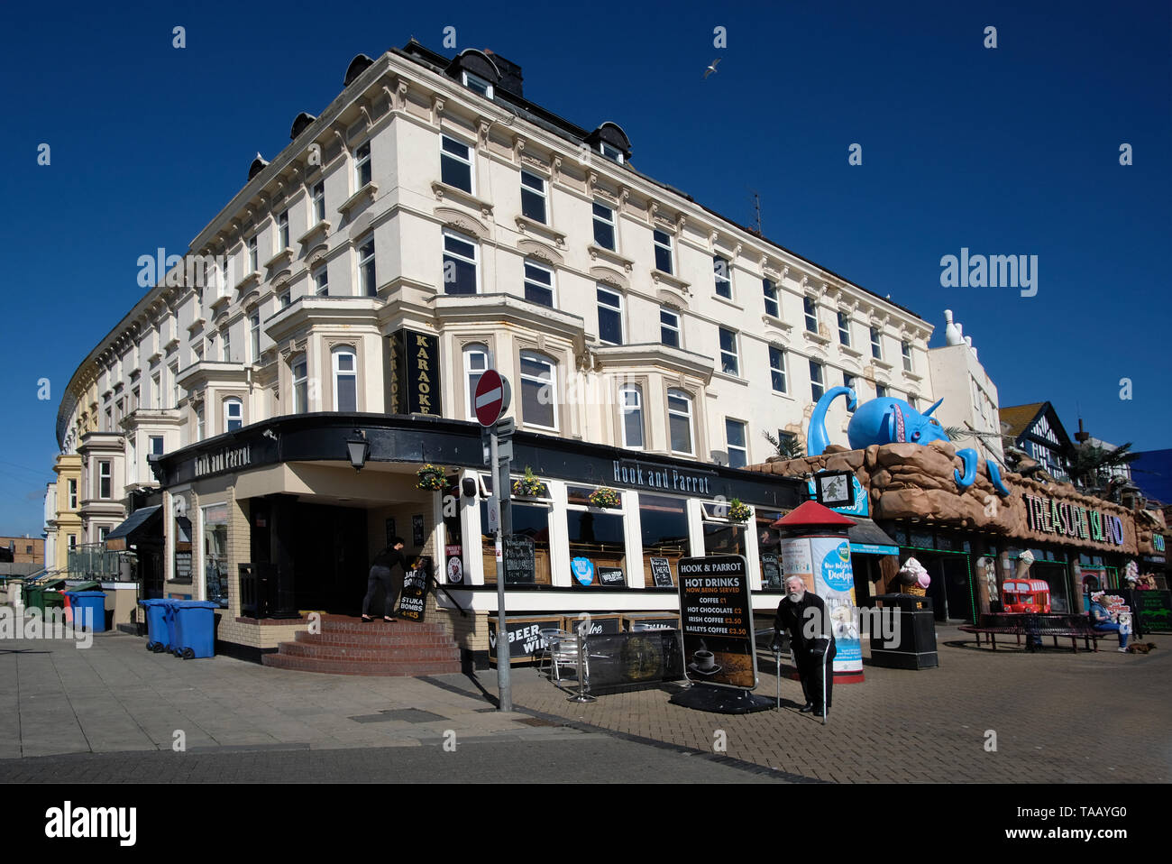 Öffentliche Haus am Meer in der Sonne am Meer. Stockfoto