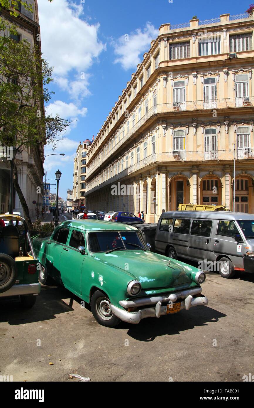 Havanna, Kuba - Februar 27, 2011: Leute fahren in Havanna, Kuba. Kuba hat eine der niedrigsten Auto - Pro-Kopf-Rate (38 pro 1000 Personen im Jahr 2008). Stockfoto