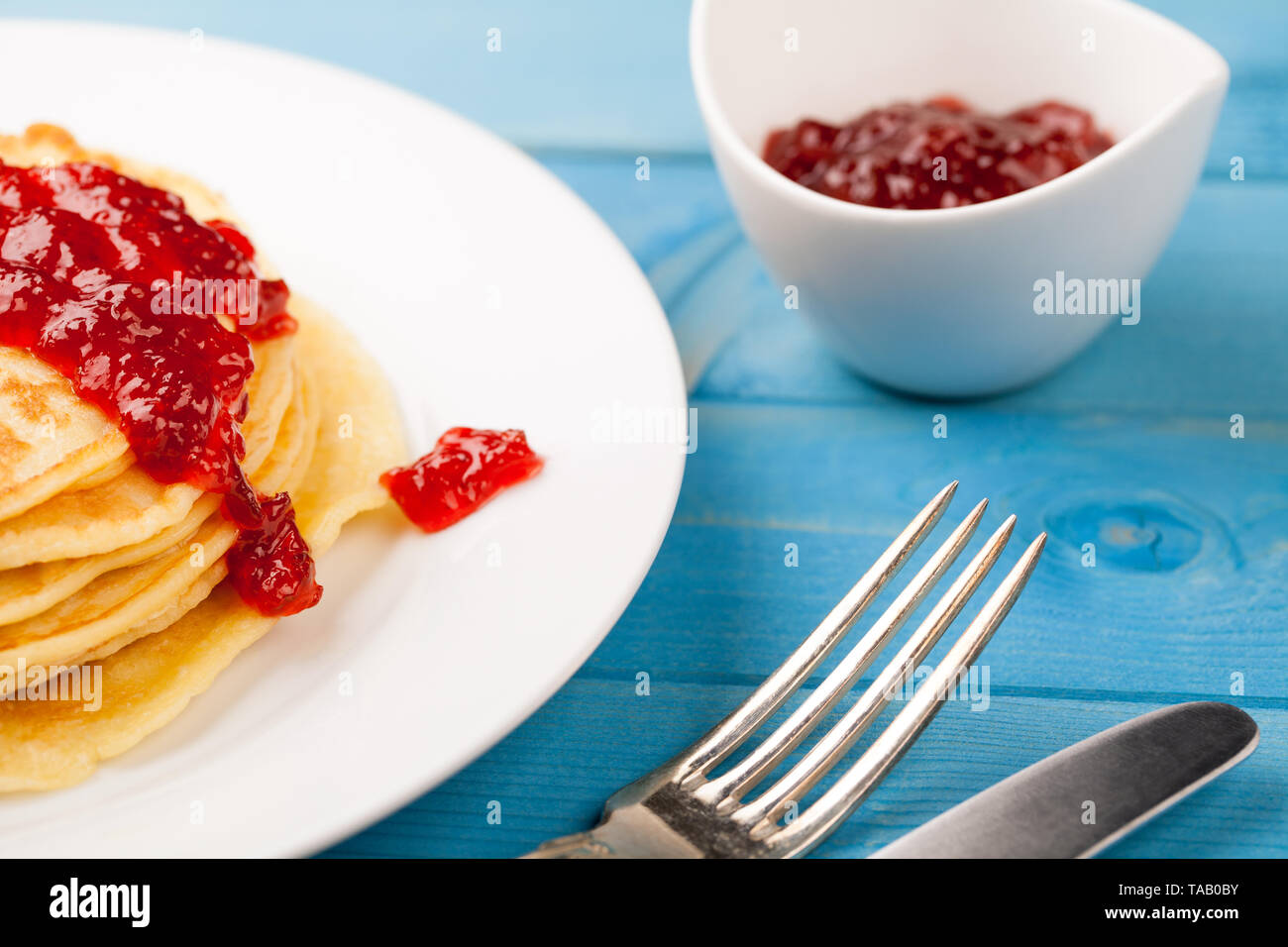 Pfannkuchen mit Holz- Hintergrund Stockfoto