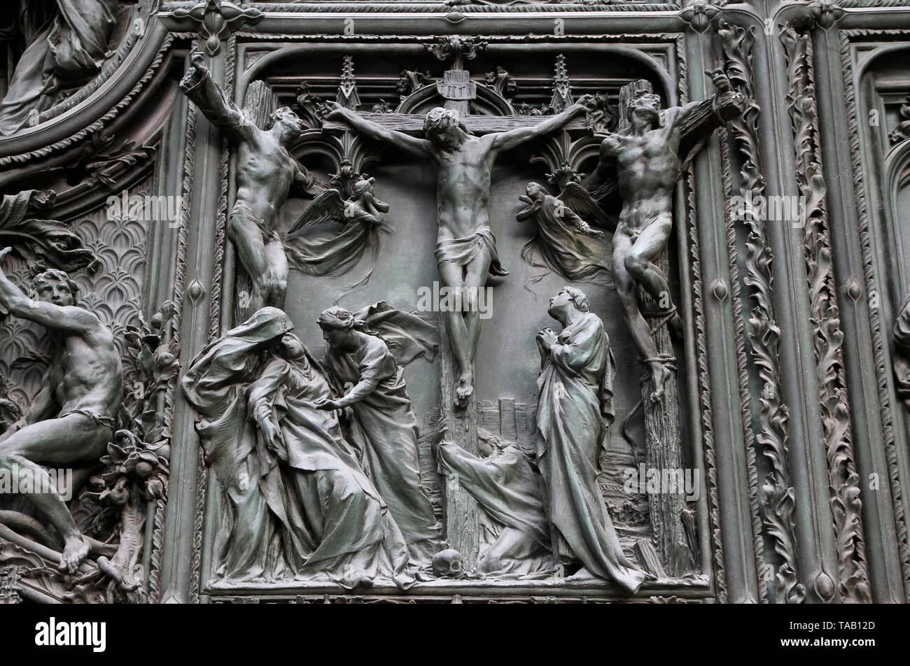 Mailand, Italien. Das Wahrzeichen der Stadt - die Kathedrale nebenan. Jesus gekreuzigten Christus am Kreuz - biblische Geschichte. Stockfoto