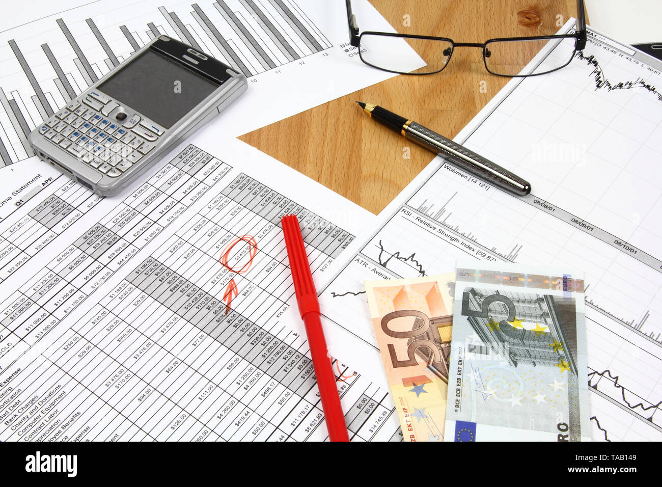 Finanzielle Dokumente-business ähnliche Objekte. Gläser, Füllfederhalter und Währung Euro Geld. Stockfoto