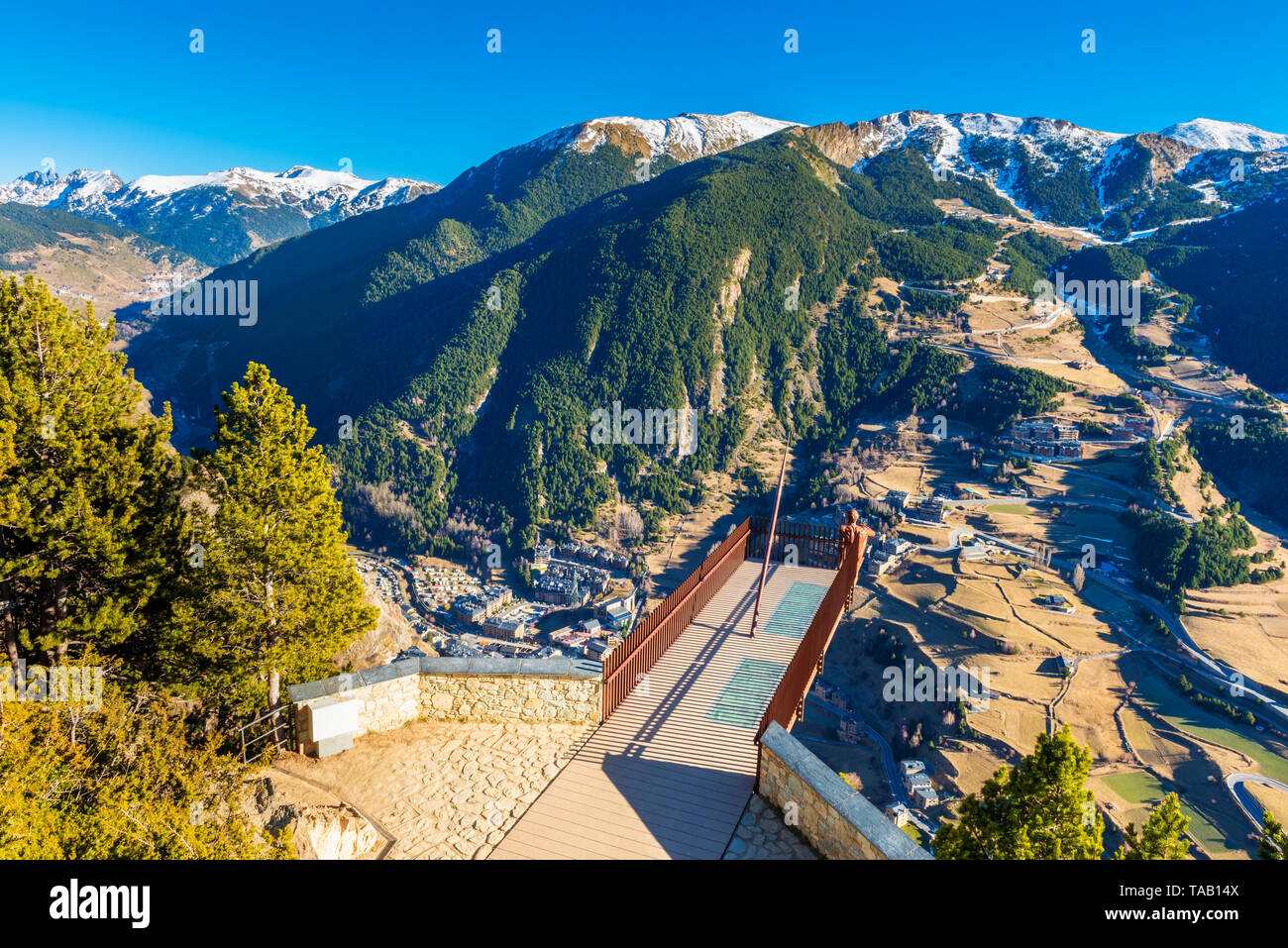 Hohen Winkel zum Aussichtspunkt mit Blick auf ein Tal in Andorra an sonnigen Wintertag im Dezember Stockfoto