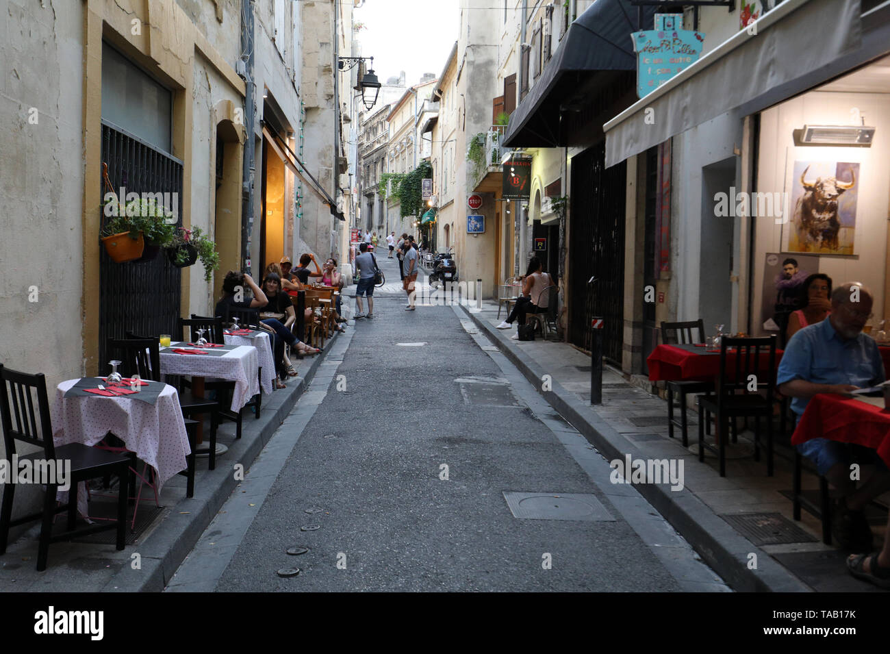 Arles, Frankreich - 26. Juni 2017: Cafe und Restaurants in der Altstadt von Arles in der Provence im Süden von Frankreich. Stockfoto