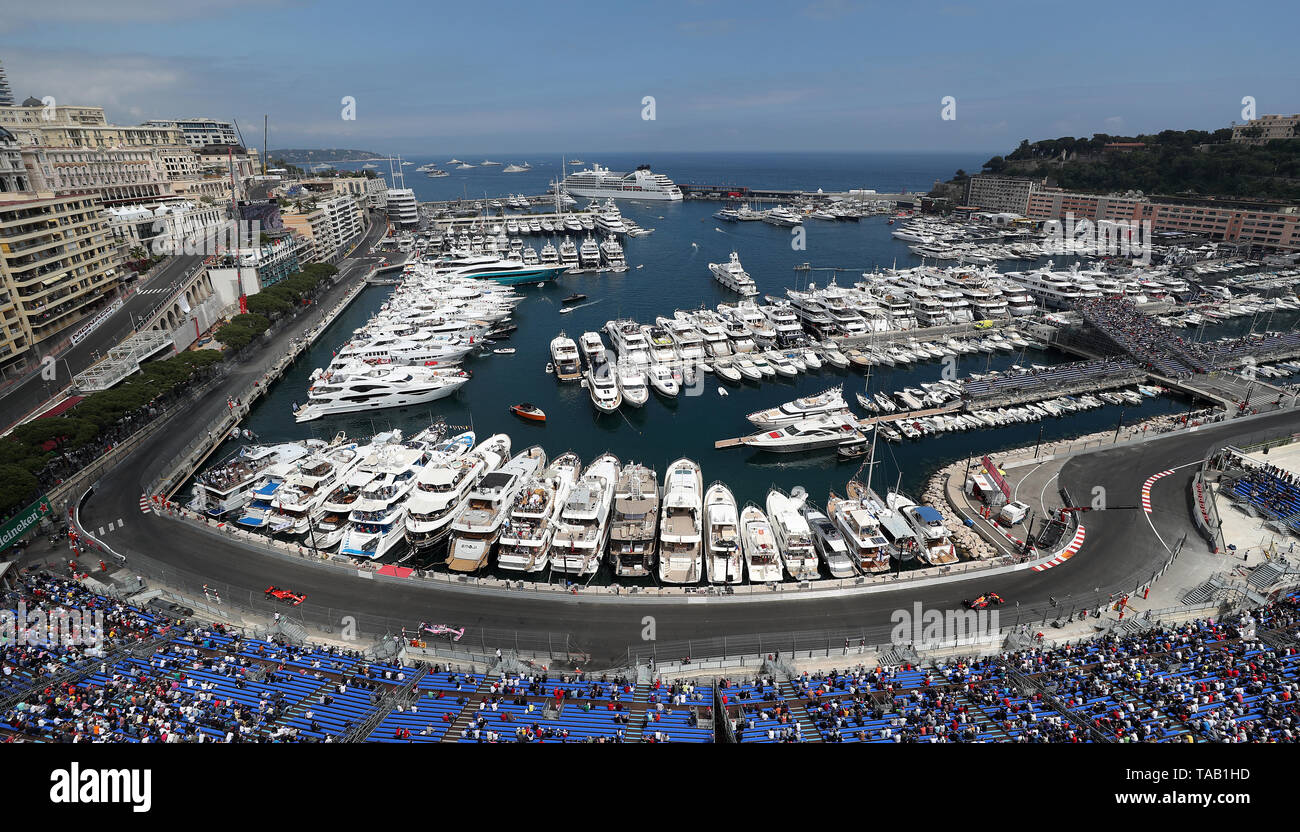 Red Bull Racing führt ein Punkt führt ein Ferrari durch den Hafen Abschnitt während der zweiten Praxis auf dem Circuit de Monaco, Monaco. Stockfoto