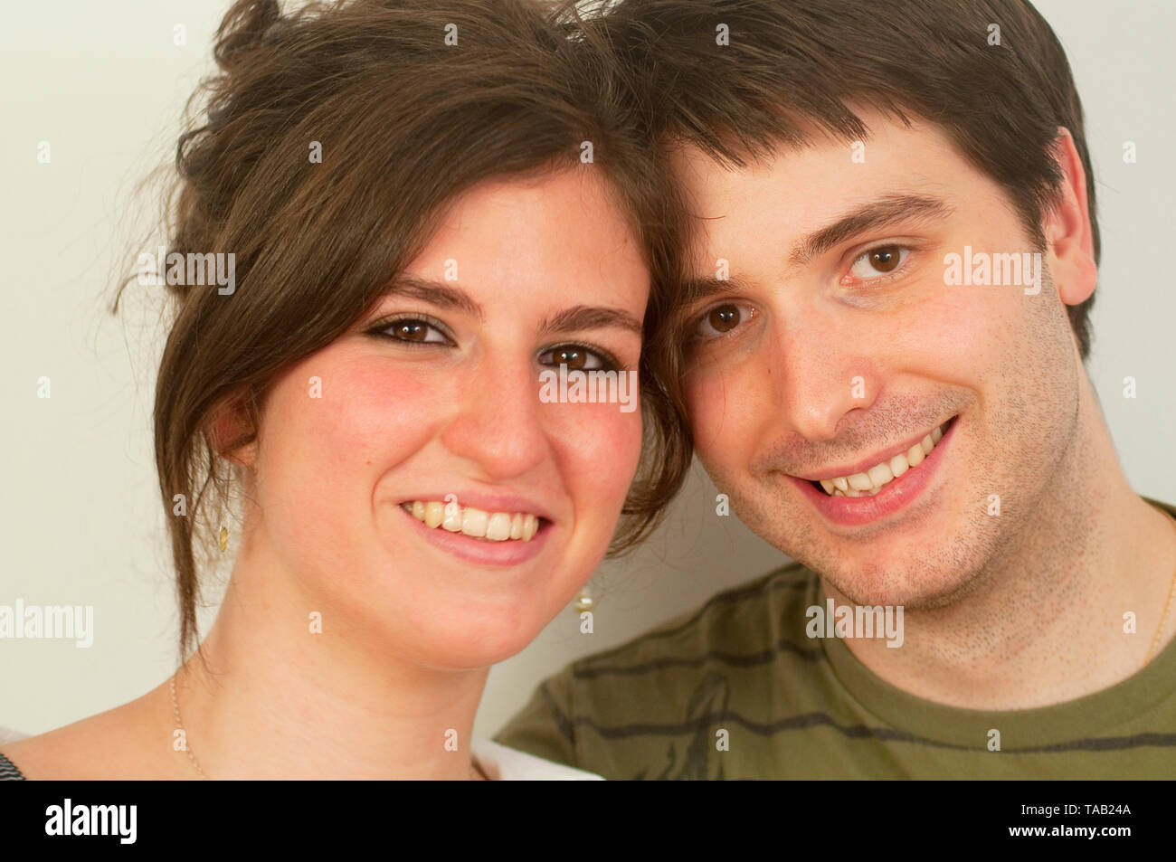Junges Paar lächelt und schaut in die Kamera. Schließen Sie die Ansicht. Stockfoto