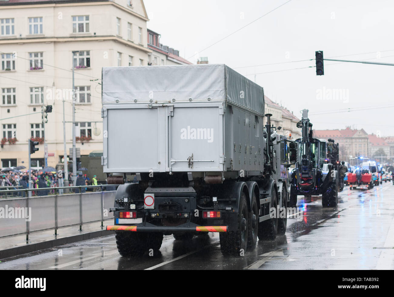 Polizei Arbeiter sind Reiten Polizei Lkw auf Militärparade in Prag, Tschechische Republik Stockfoto