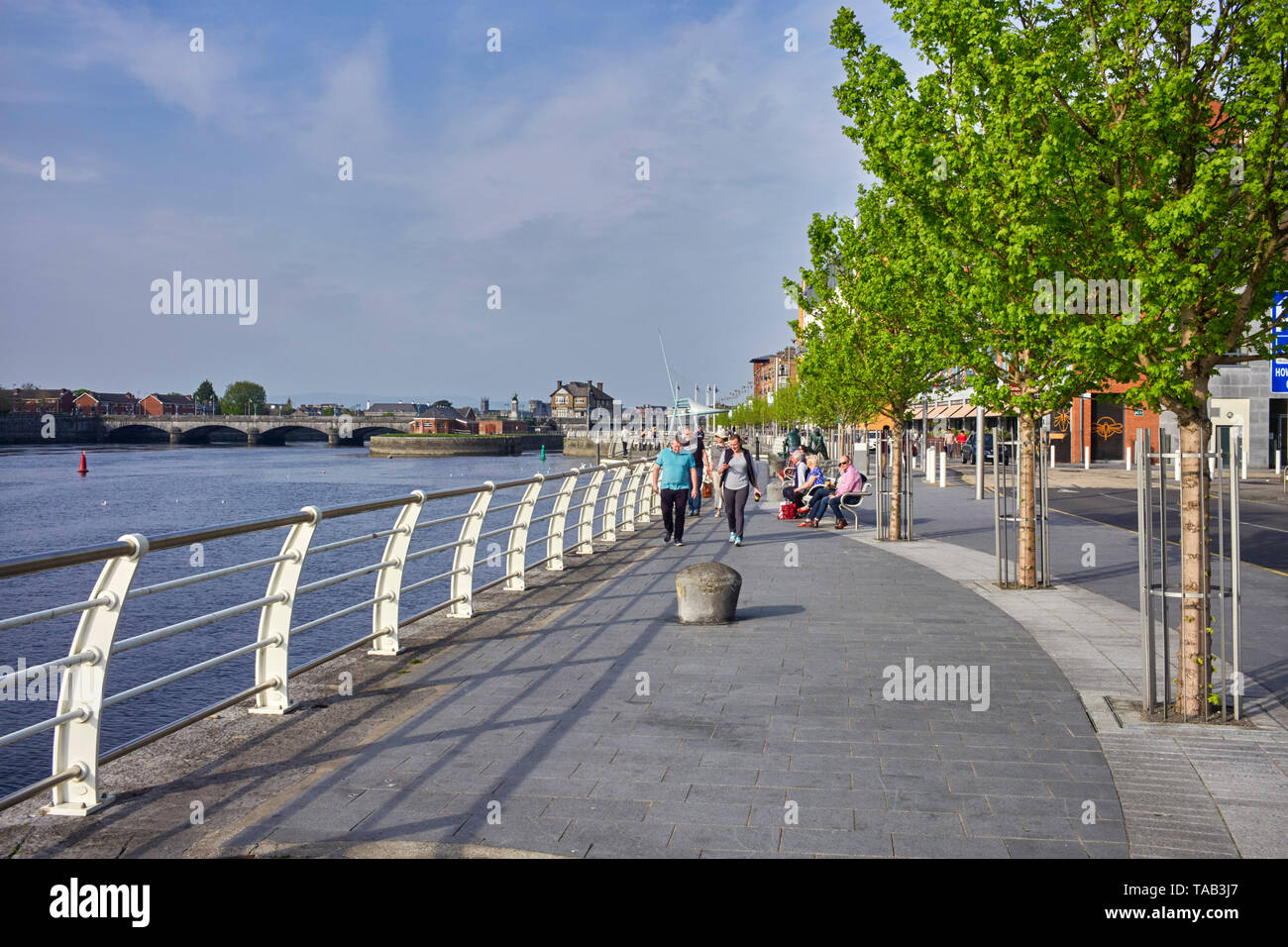 Der Gehweg entlang der Uferpromenade in Limerick, Irland, mit dem Fluss Shannon Stockfoto