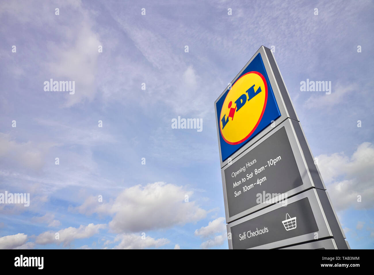 Auf der Suche nach einer Lidl shop Zeichen aus dem Boden in Fratton, Portsmouth Stockfoto