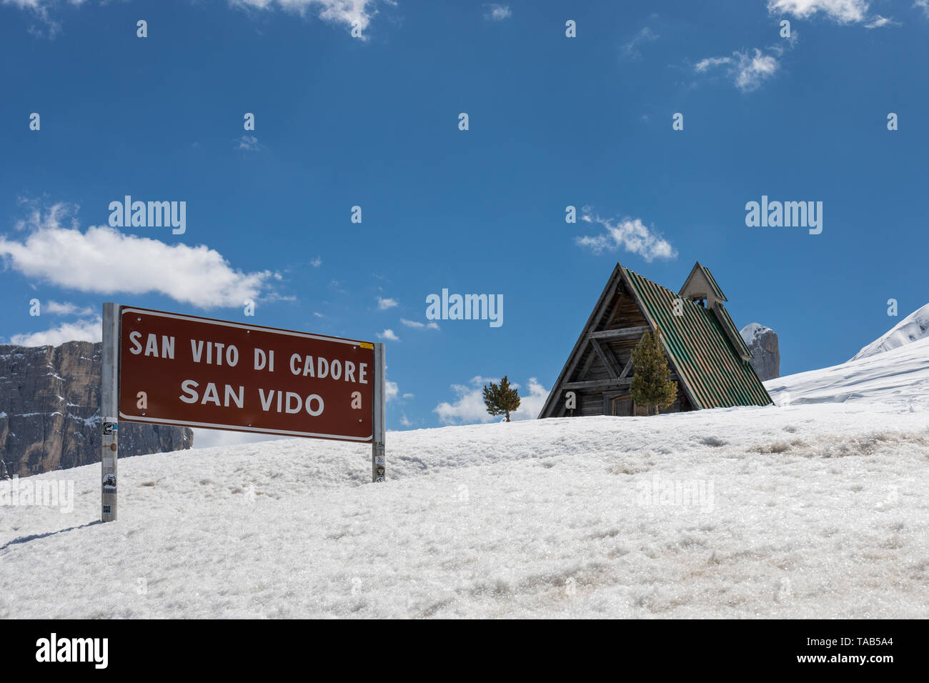 Church of Saint Giovanni Gualberto (Chiesa di San Giovanni Gualberto) at Passo Giau, Dolomites, Italy Stockfoto
