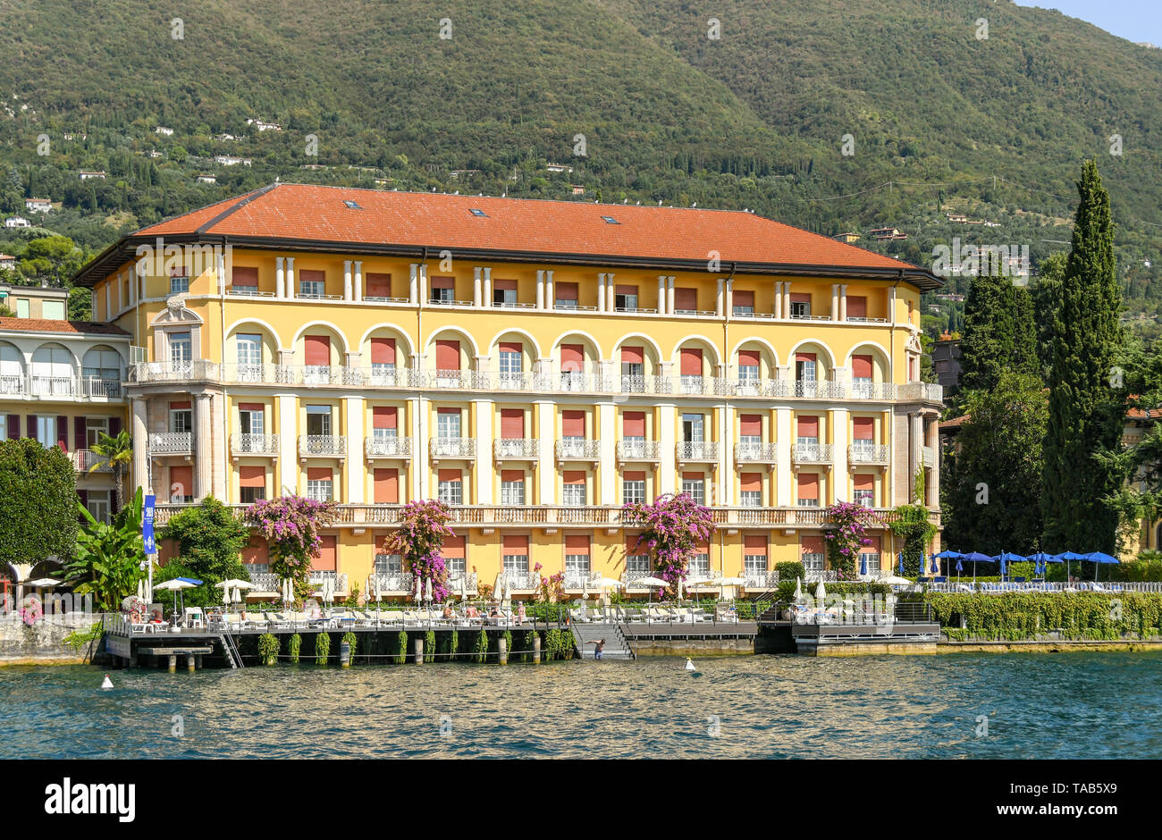 GARDONE RIVIERA, Gardasee, Italien - September 2018: Eine von der Seeseite Gebäude des Grand Hotel Gardone am Gardasee. Stockfoto
