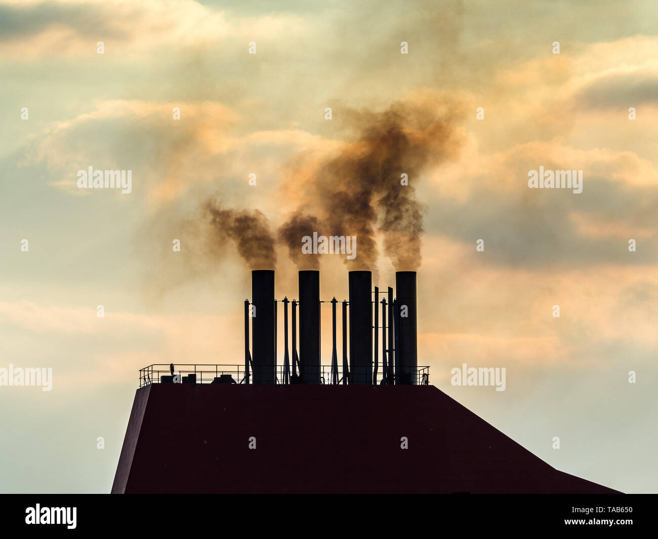 Schiff Trichter Auspuff - Verschmutzung durch Schiffe - Rauch aus containerschiff Stockfoto