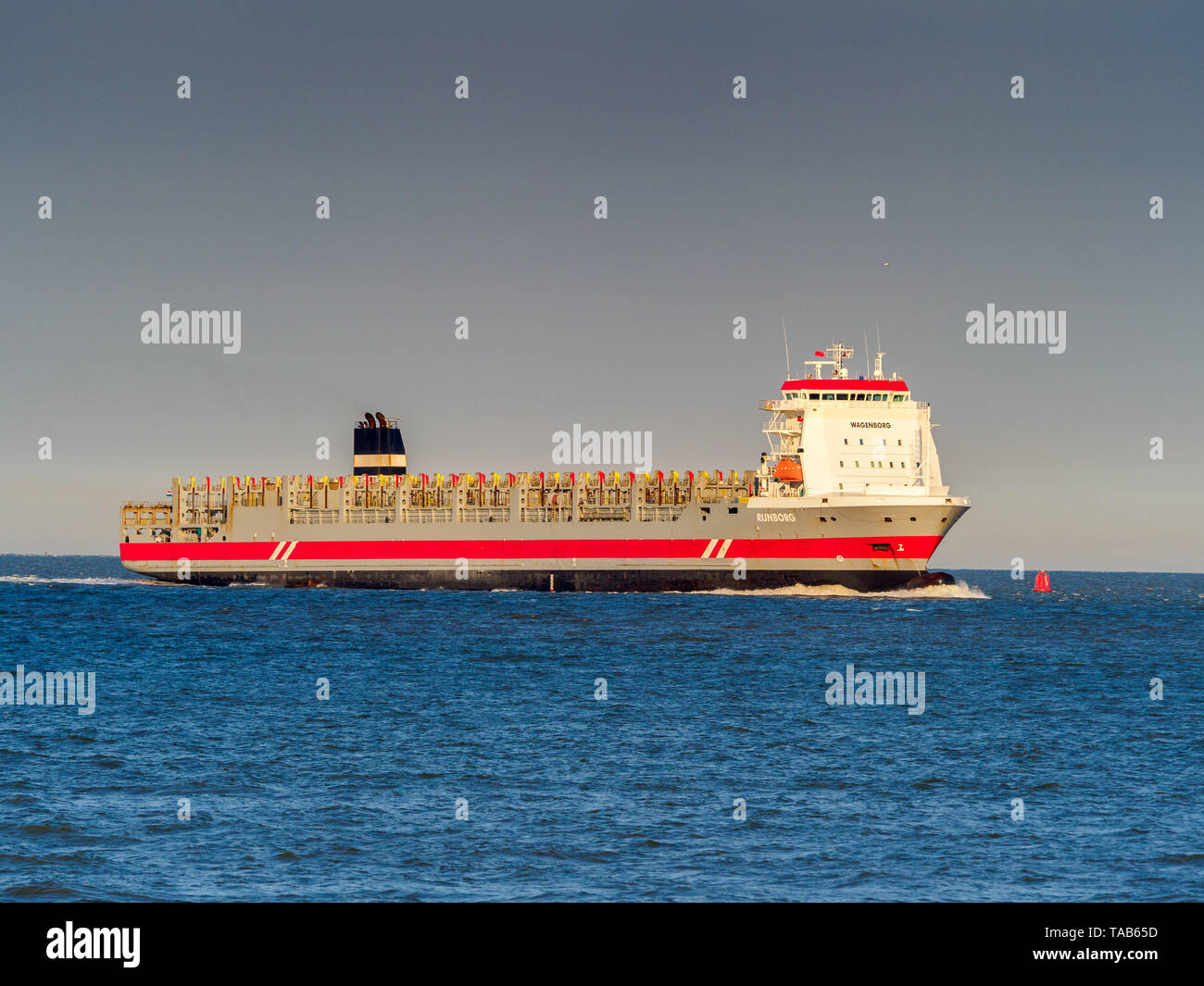 Container-Zubringerschiff Rijnborg, das in Felixstowe Port UK eindringt Stockfoto
