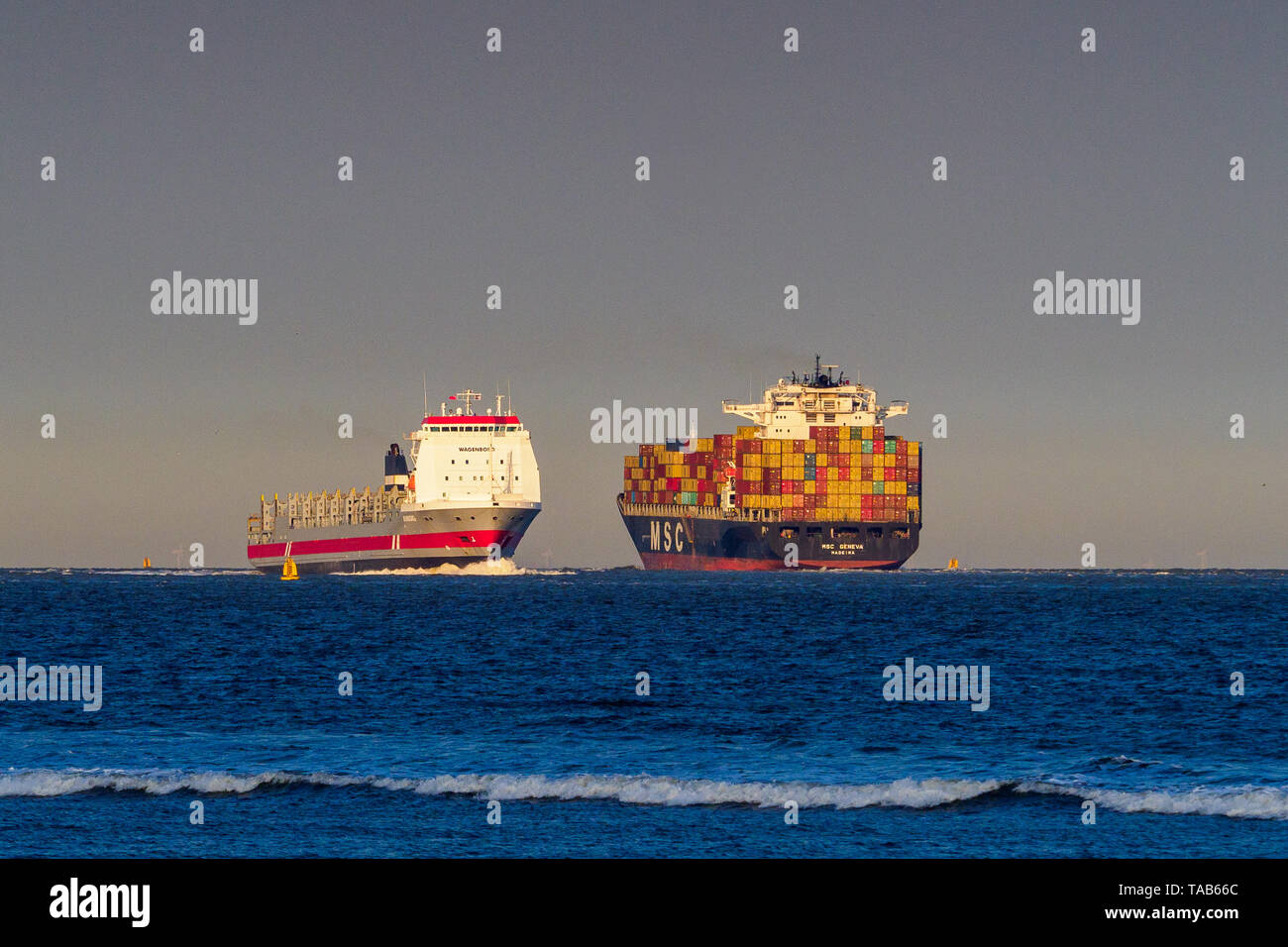 Schiffe, die Felixstowe UK passieren - das Containerschiff Rijnborg, das Felixstowe Port UK erreicht, passiert den MSC Genf, der den Hafen verlässt Stockfoto