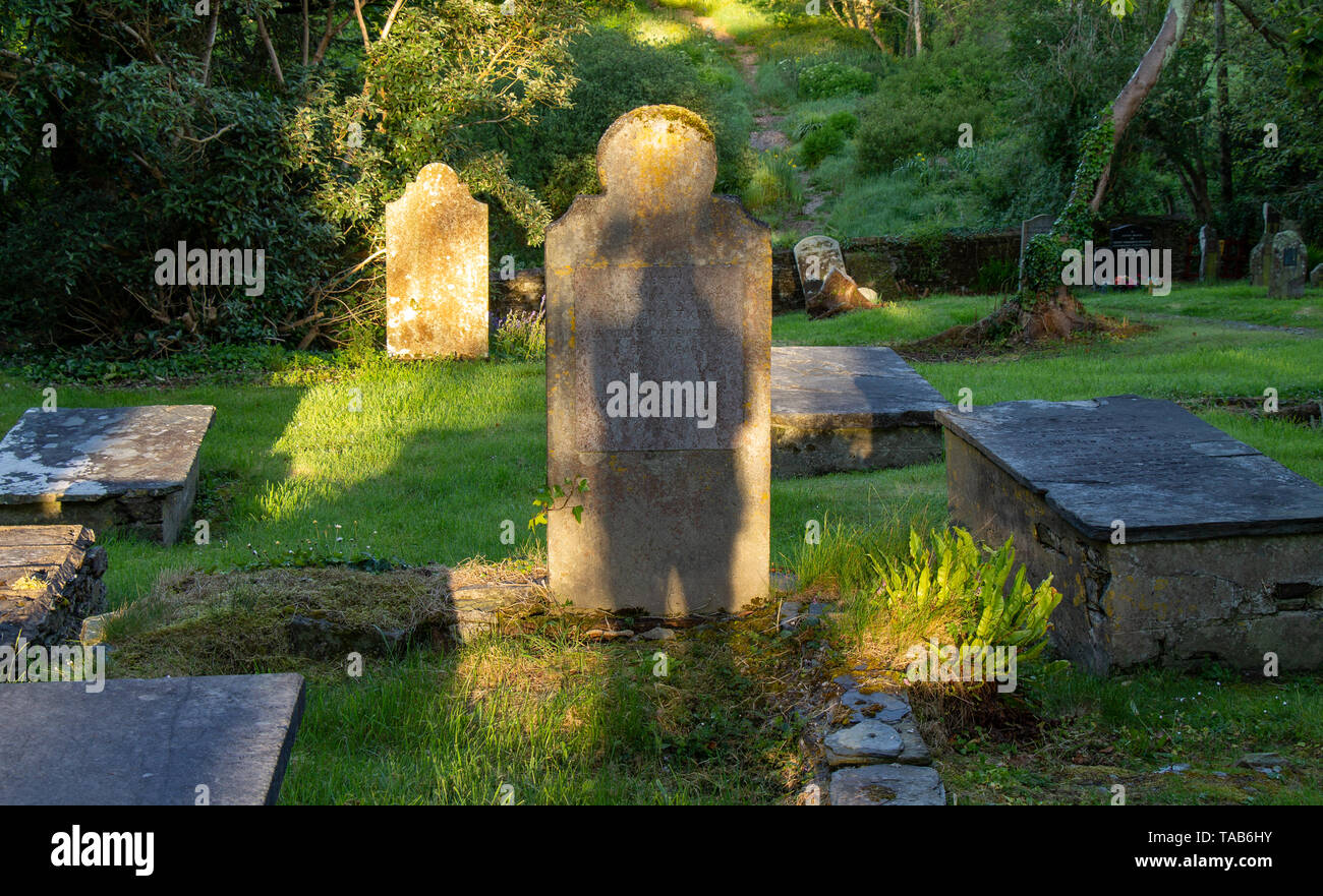 Schatten auf einem Friedhof Grabstein Stockfoto