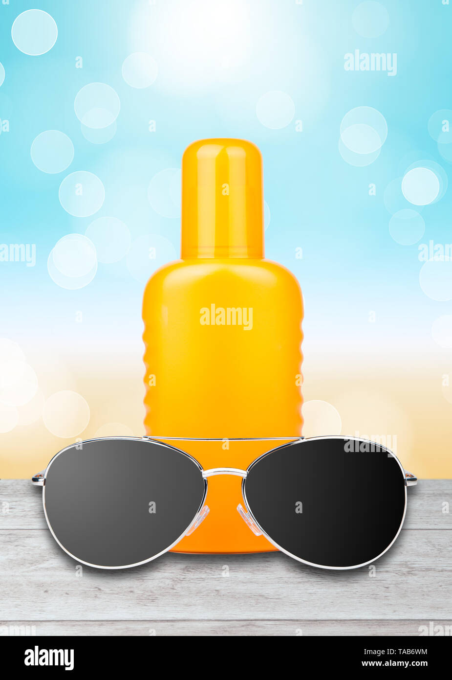 Sun Lotion mit Sonnenbrille und ein Strand Hintergrund Stockfoto