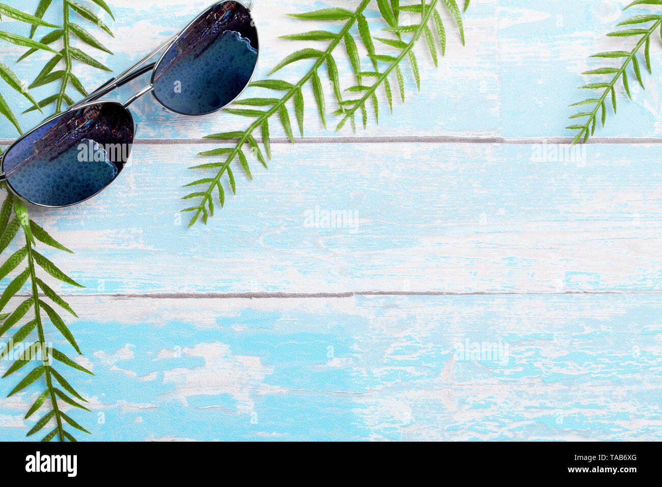 Sommer Urlaub blauen Hintergrund mit Sonnenbrille Stockfoto