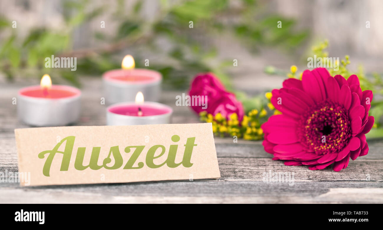 Die deutsche Zeit - Blumen mit Kerzen Hintergrund Stockfoto