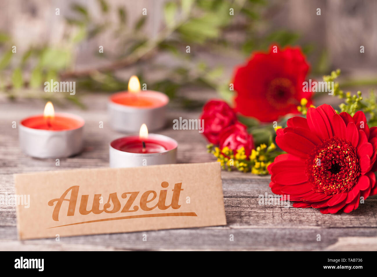 Die deutsche Zeit - Blumen mit Kerzen Hintergrund Stockfoto