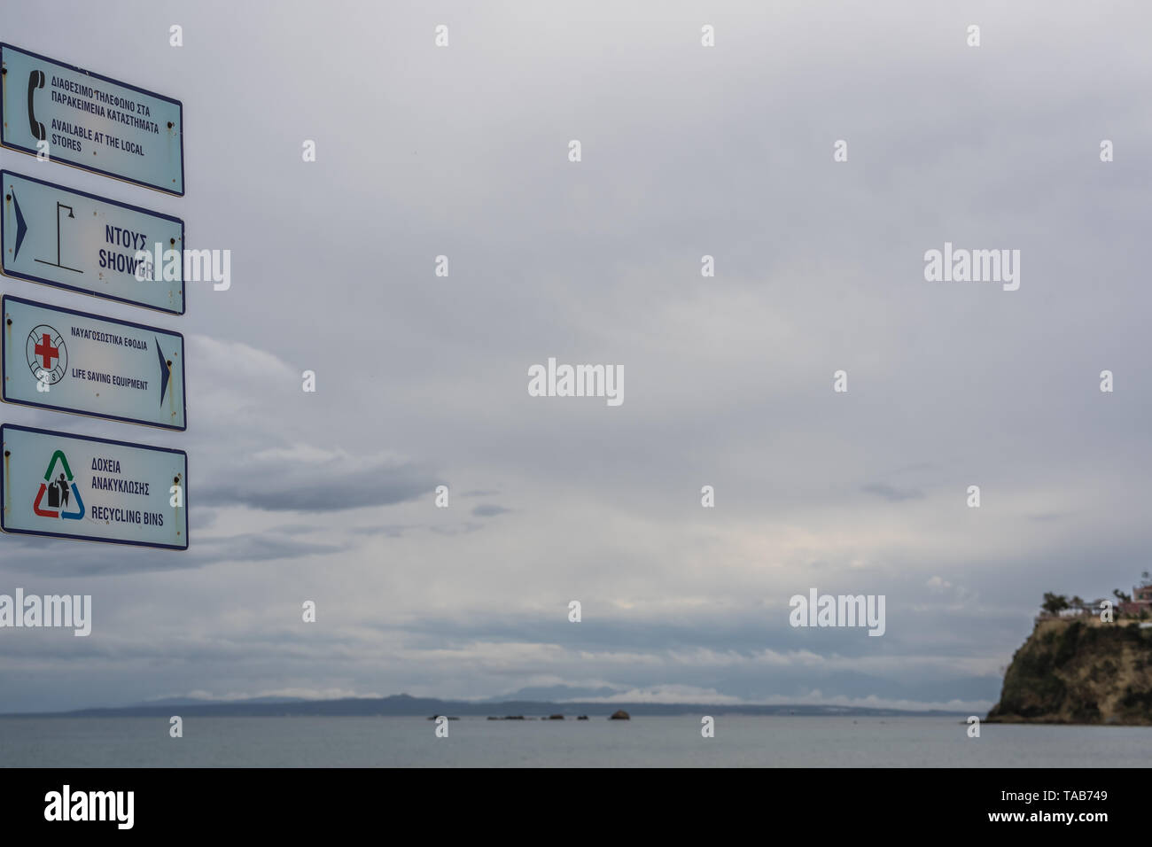Zakynthos, Griechenland - April 2019: Ansicht der Informationen im Tsilivi Beach im Sommer auf Zakynthos Insel Stockfoto