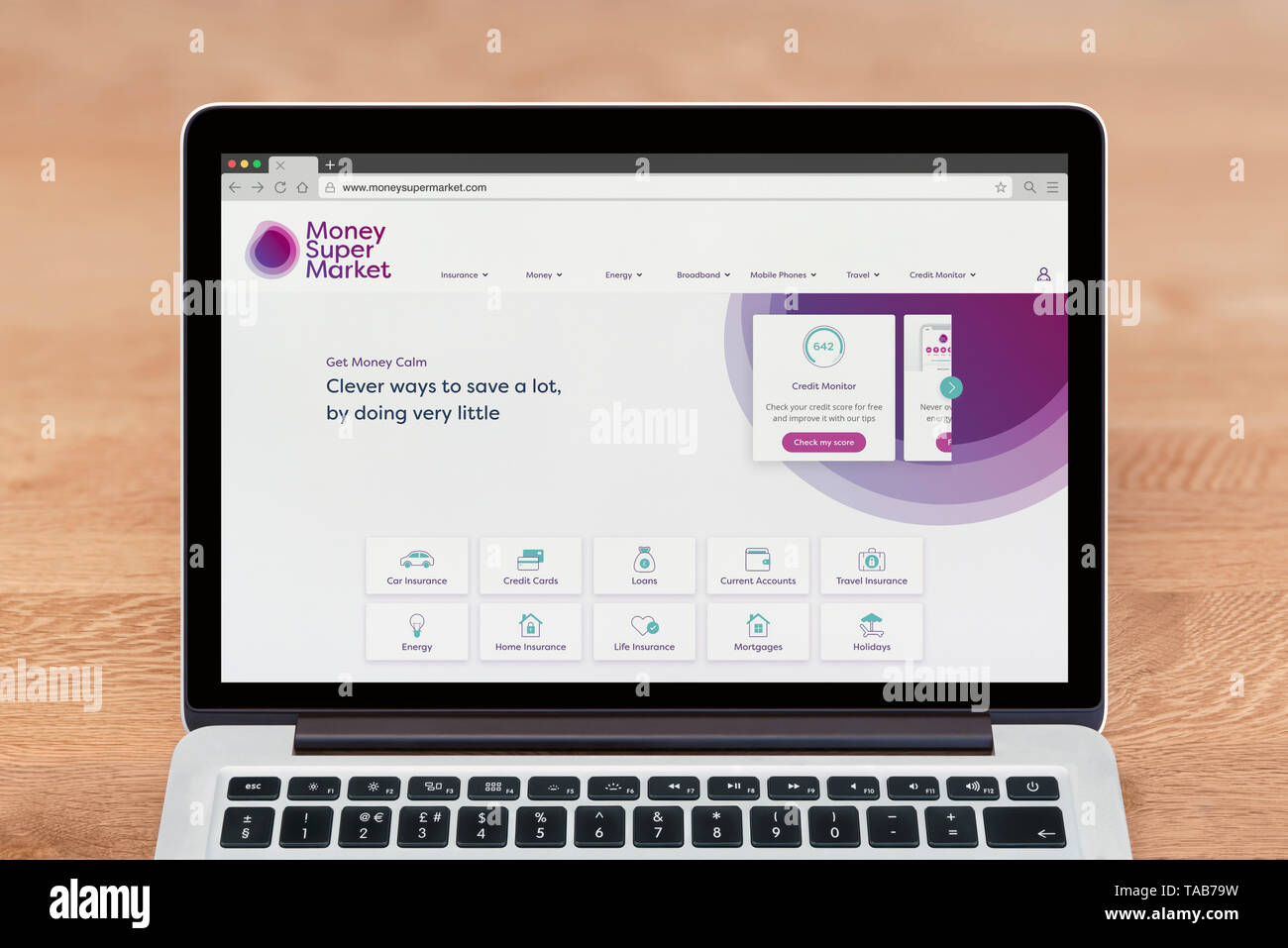 Ein Apple Macbook zeigt die Geld Supermarkt Website (nur redaktionelle Nutzung). Stockfoto