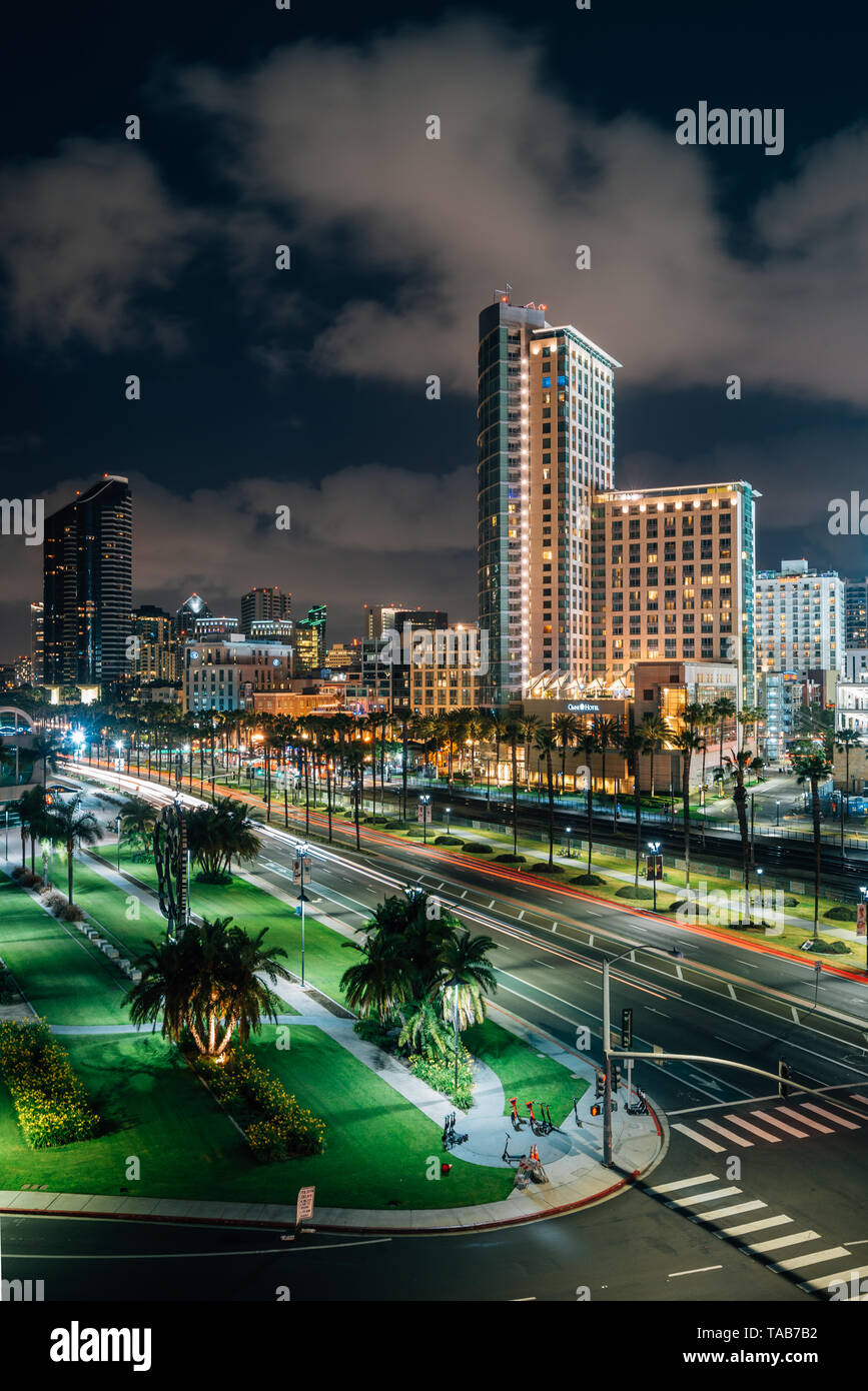 Stadtbild Blick auf die Innenstadt von San Diego Skyline und den Hafen Fahren bei Nacht, in San Diego, Kalifornien Stockfoto