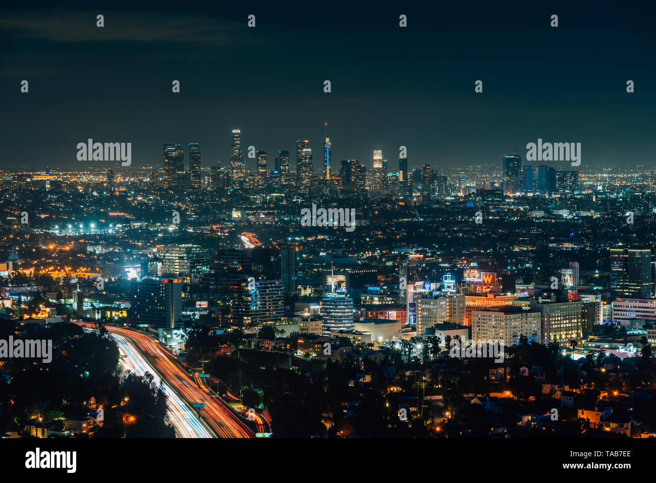 Blick auf Hollywood und Downtown Skyline bei Nacht aus dem Hollywood Bowl Blicken auf Mulholland Drive, Los Angeles, Kalifornien Stockfoto