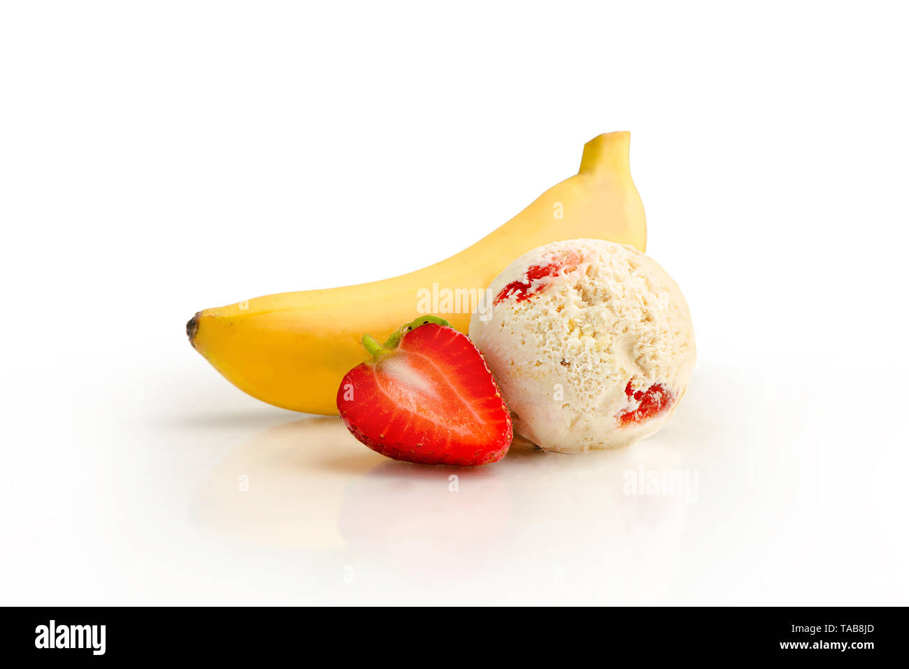 Eis Ball, Banane und Erdbeere Geschmack mit Zutaten, Erdbeeren und Bananen, auf einem weißen Hintergrund. Stockfoto