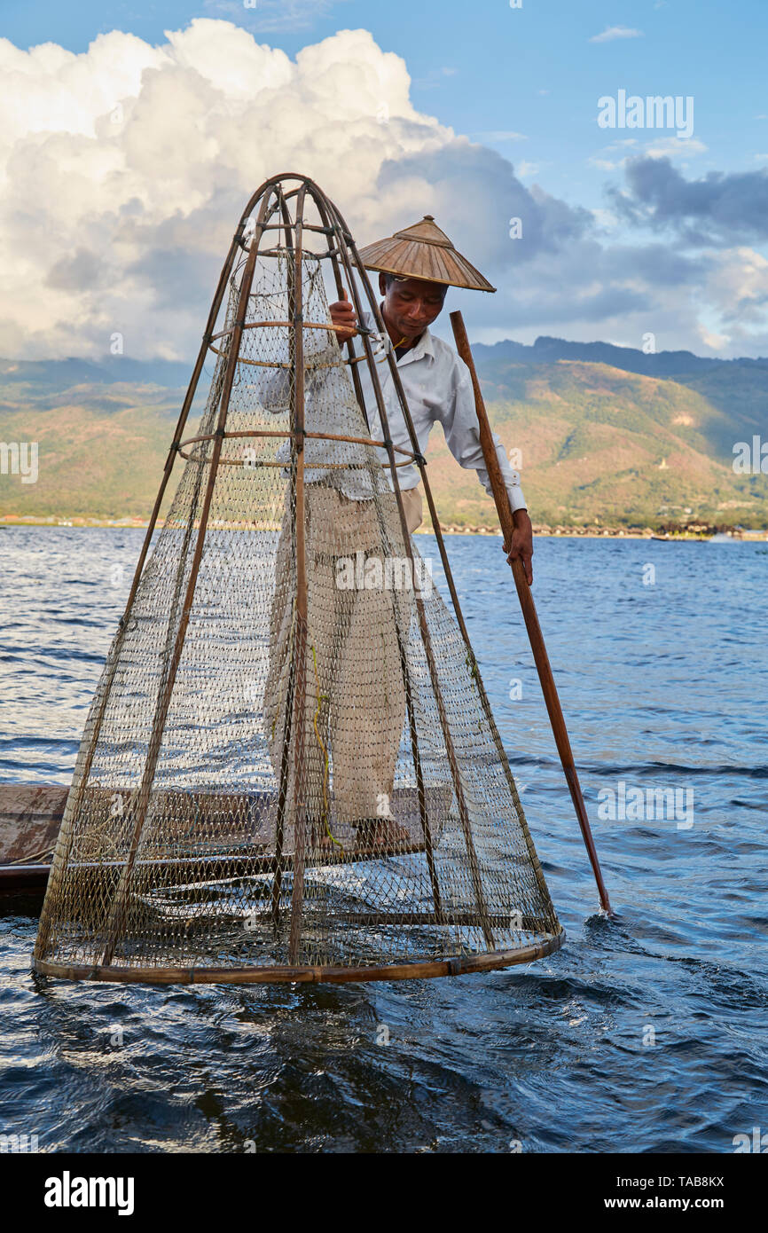 Traditionelle Fischer mit Net auf Bootsfahrt auf dem Inle See, Myanmar. Stockfoto