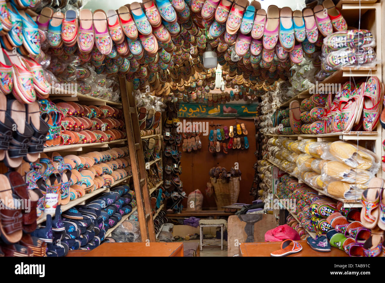 Ein überfüllter Schuhgeschäft. Tafraoute, Tiznit Provinz, Souss-Massa, Marokko, Afrika. Stockfoto