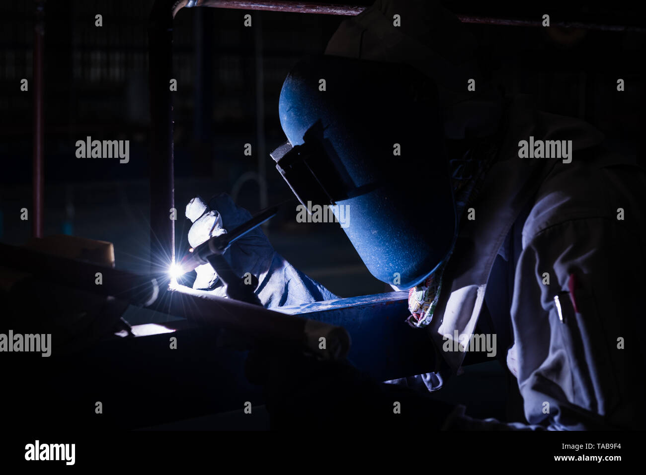 Schweißen von Stahlrohr mit Mig-Mag-Methode für die Industriearbeit. Gas Metall Lichtbogenschweißen Stockfoto