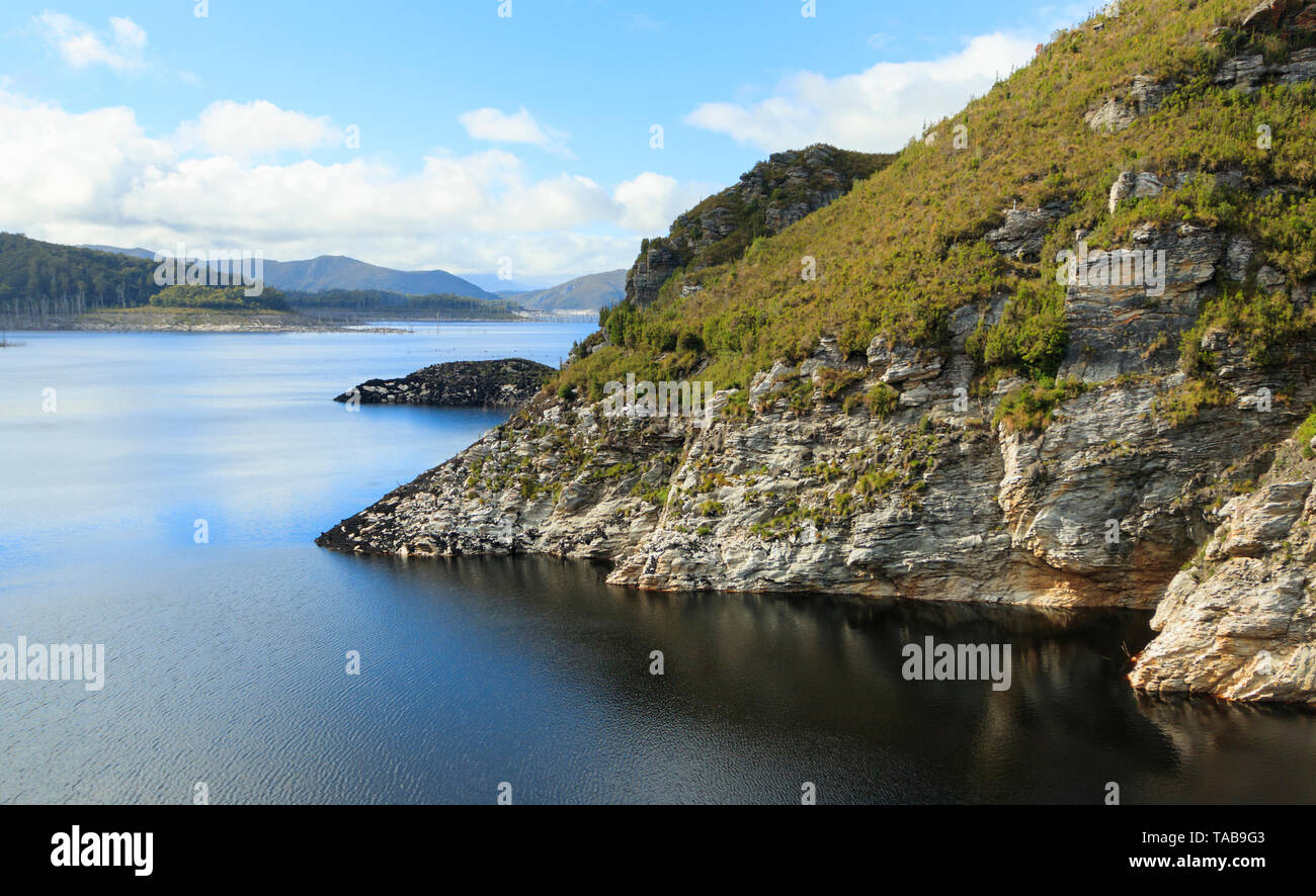 Der Gordon River Dam im Südwesten Tasmaniens mit niedrigem Wasserstand. Stockfoto