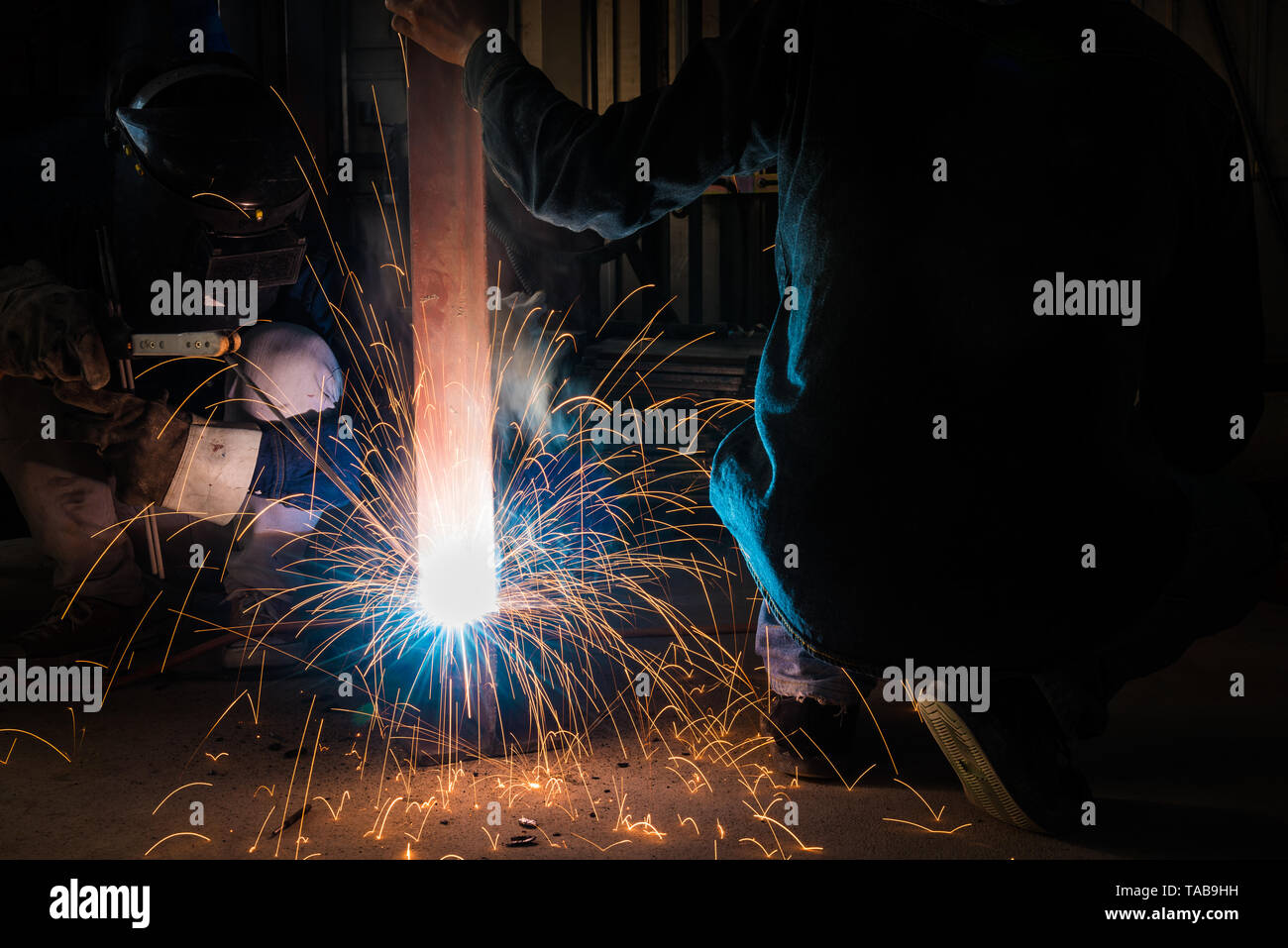 Schweißen Fähigkeiten Ausbildung der Schweißer mit Schutzmaske und Schweißen stahl Metall teil. Stockfoto